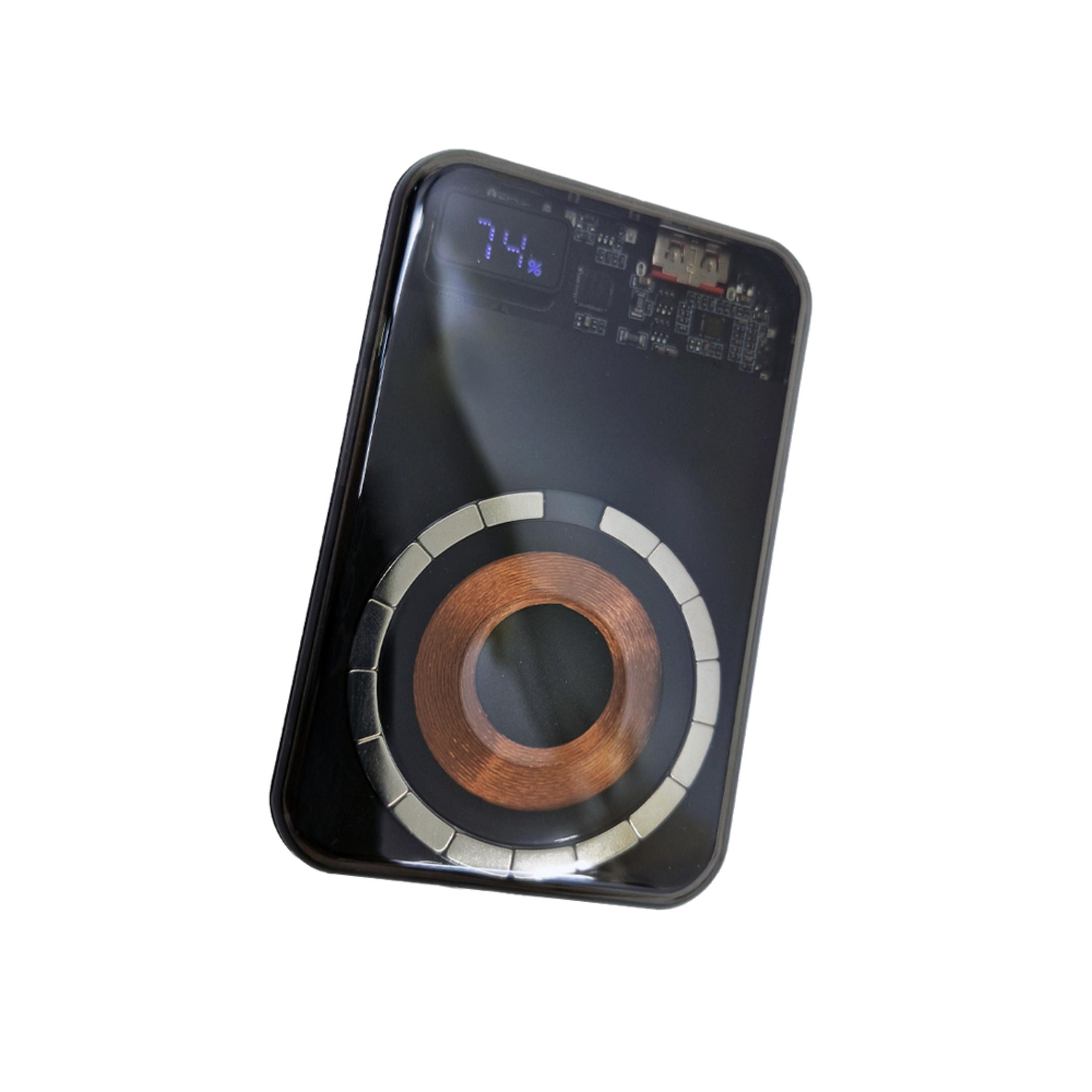 Şeffaf powerbank, görünür bobinler ve devre kartı, %74 şarj gösteriyor.