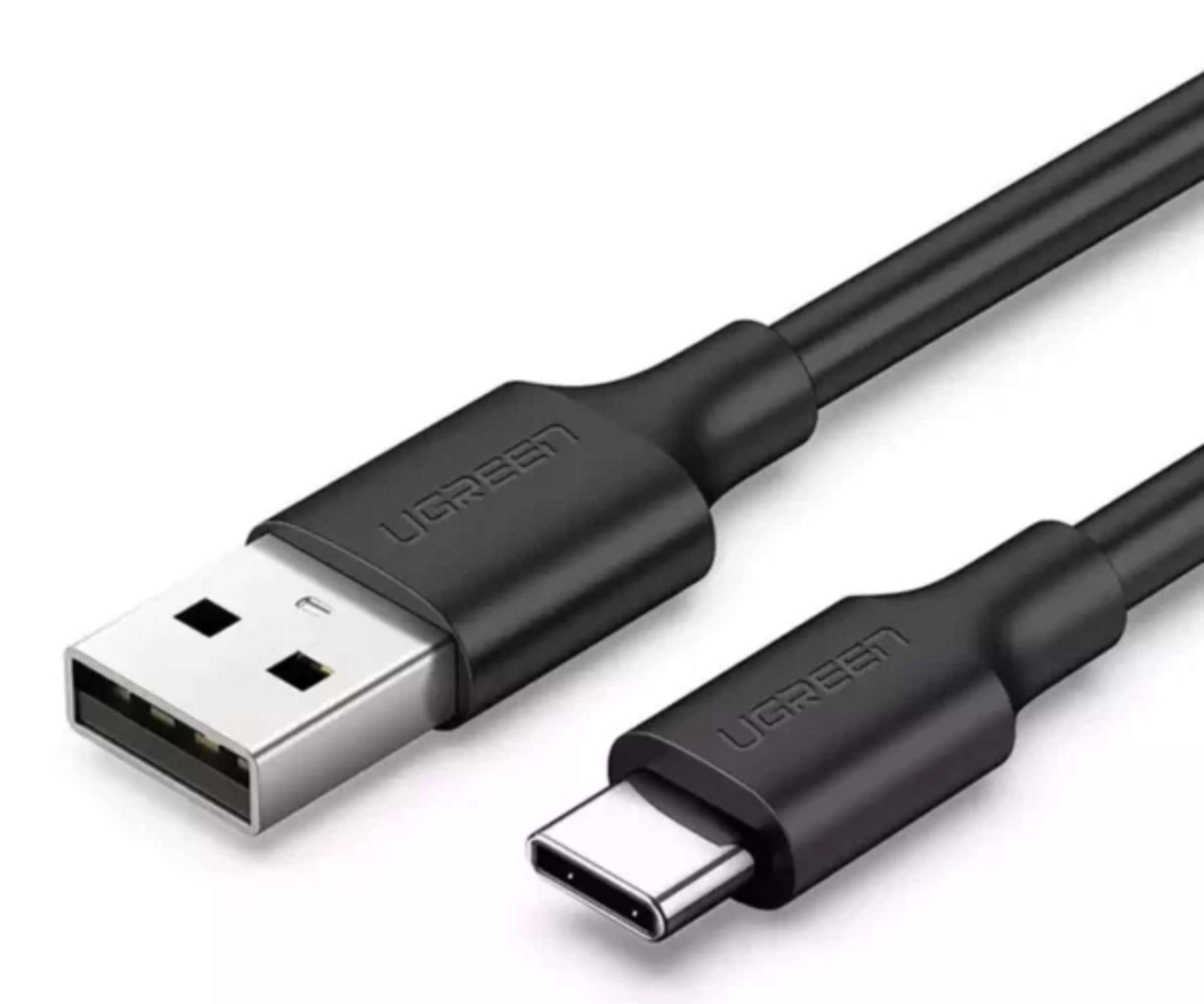 Ein schwarzes USB-A-zu-USB-C-Kabel mit silbernen Anschlüssen auf weißem Hintergrund.