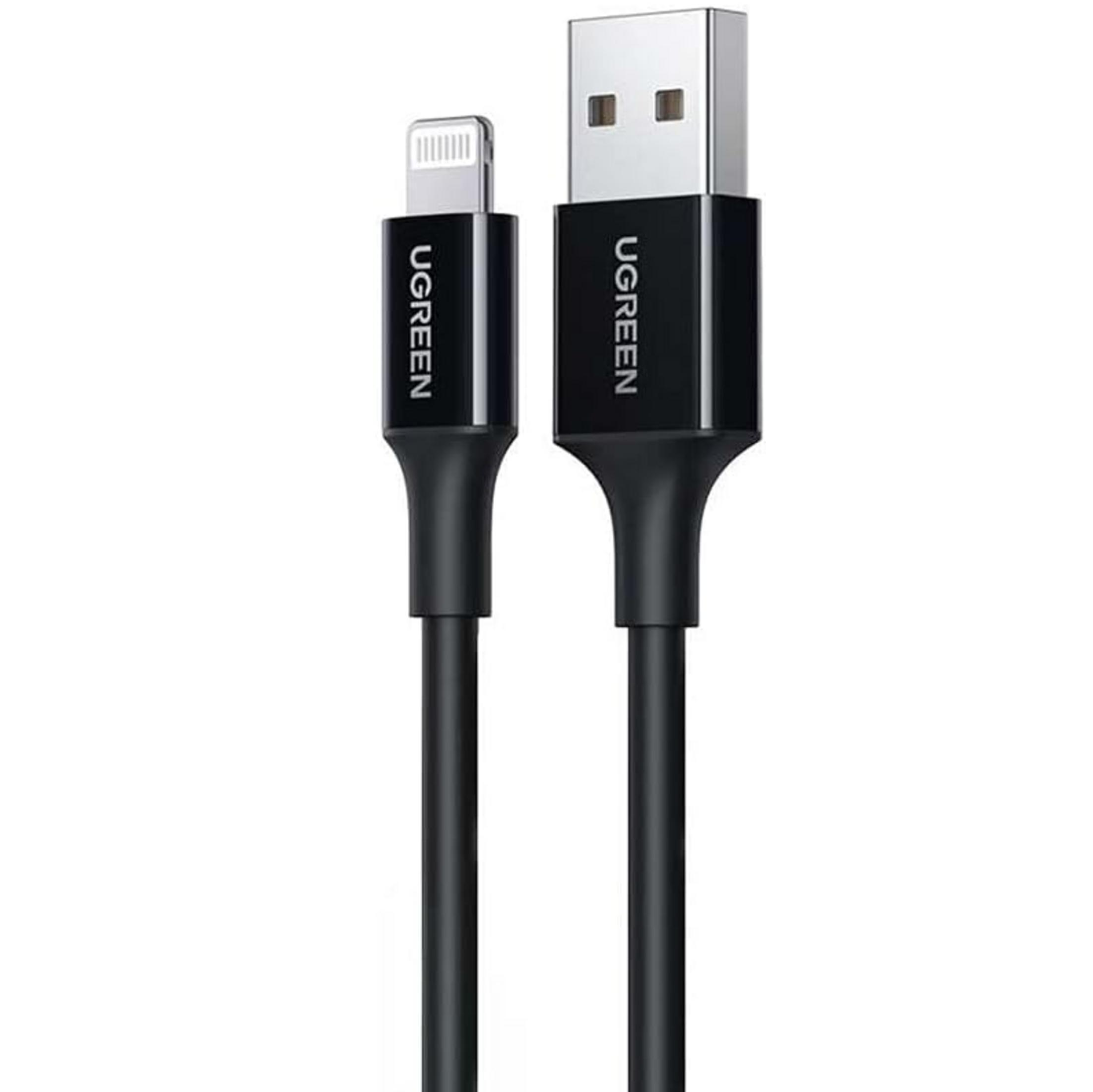 UGREEN logolu iki siyah şarj kablosu, biri Lightning, diğeri USB konektörlü.