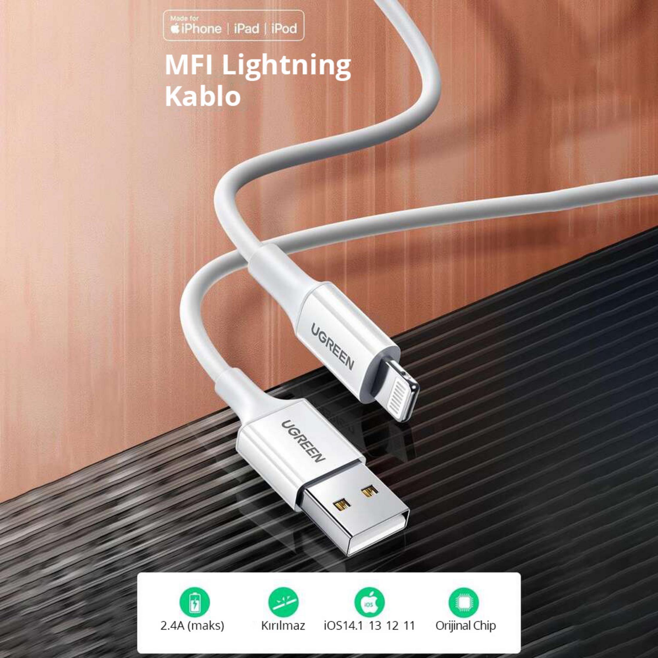 Koyu, yivli bir yüzey üzerinde USB-A konektörlü beyaz UGREEN Lightning kablosu.