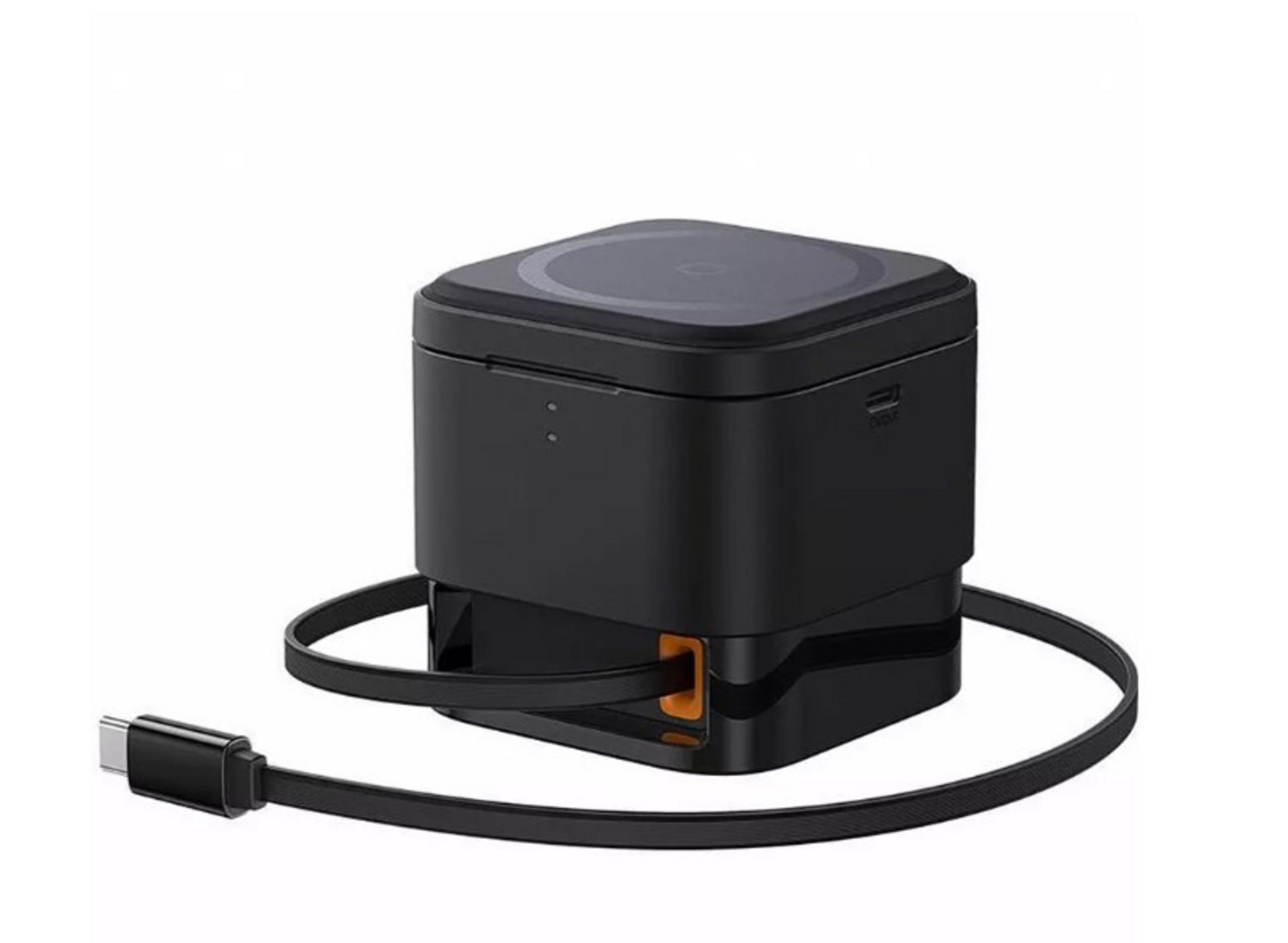 Un blocco di ricarica nero a forma di cubo con cavo USB-C.