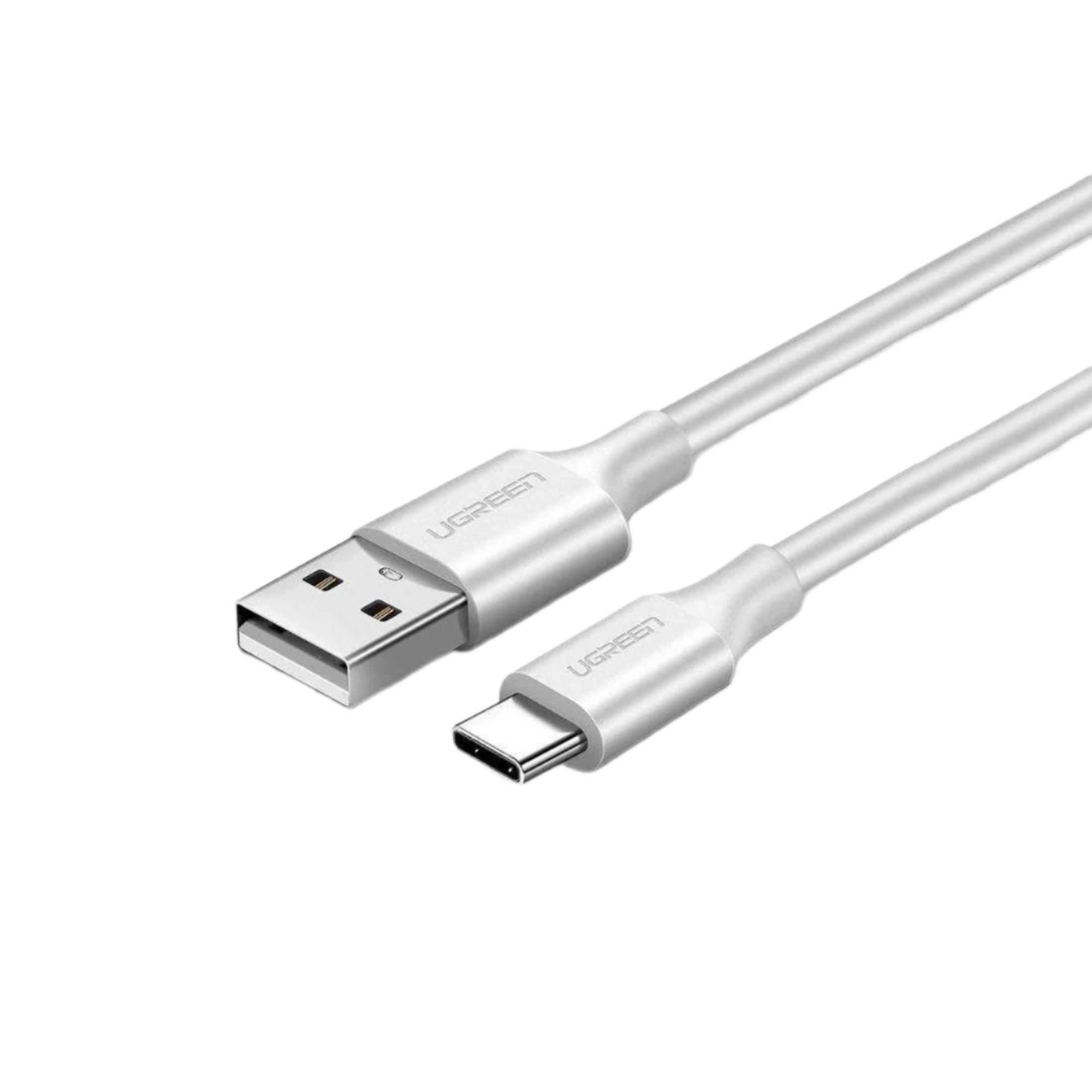 Un cavo da USB-A a USB-C bianco con connettori argentati su sfondo bianco.