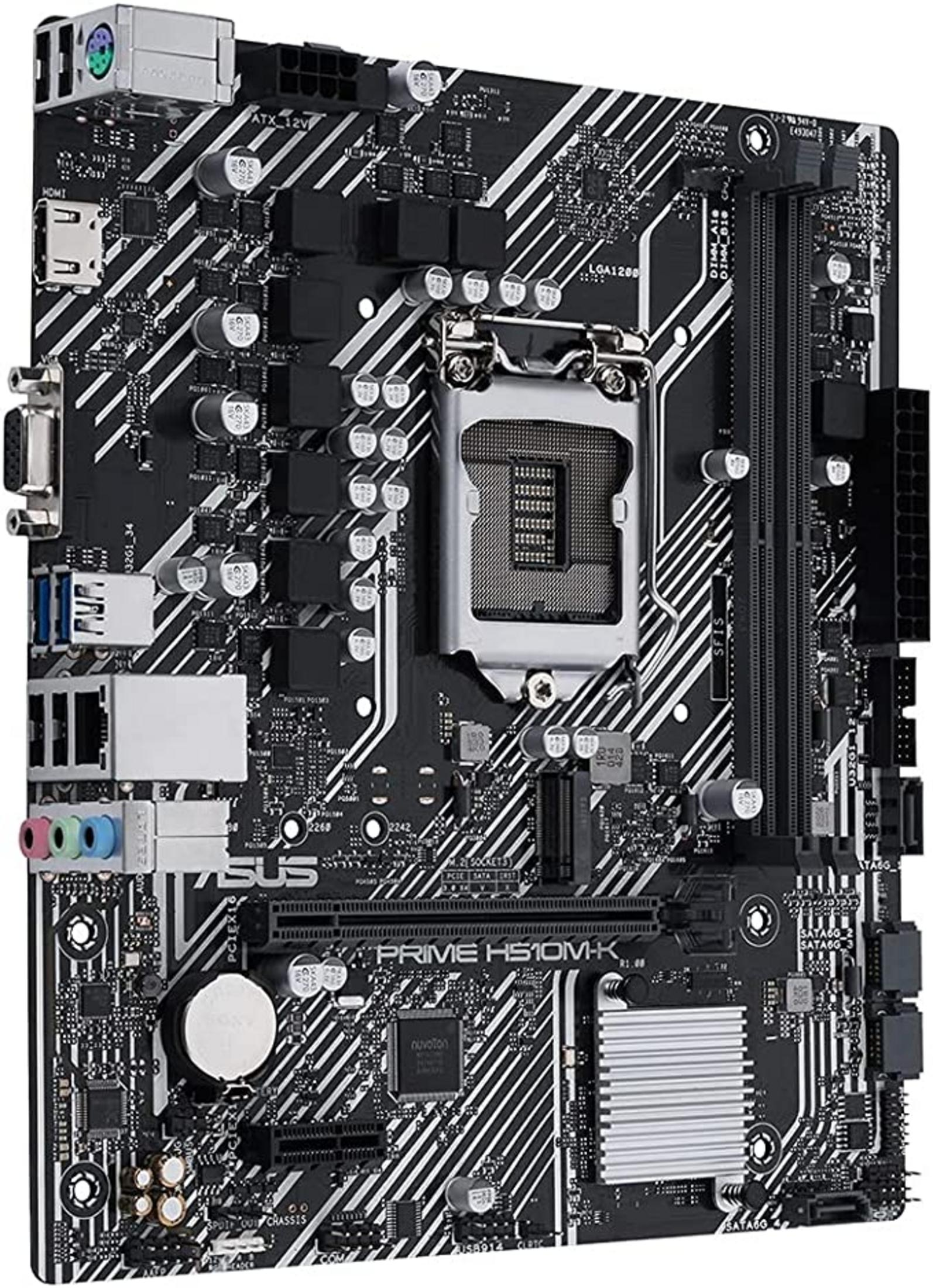 Scheda madre nera con linee argentate, socket CPU, slot RAM e porte.