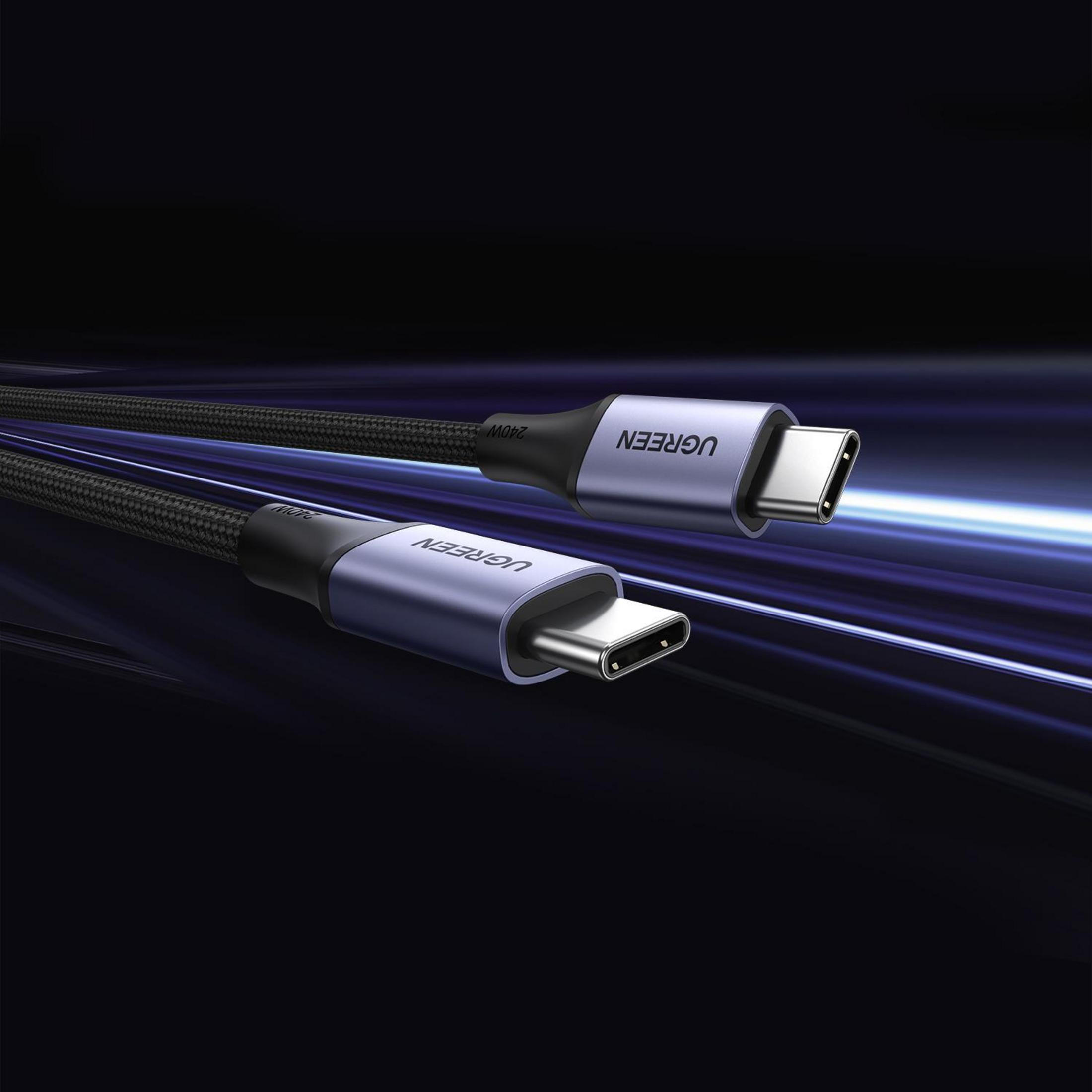 Dwa kable USB-C w oplocie z tkaniny ze srebrnymi złączami na ciemnoniebieskim tle.