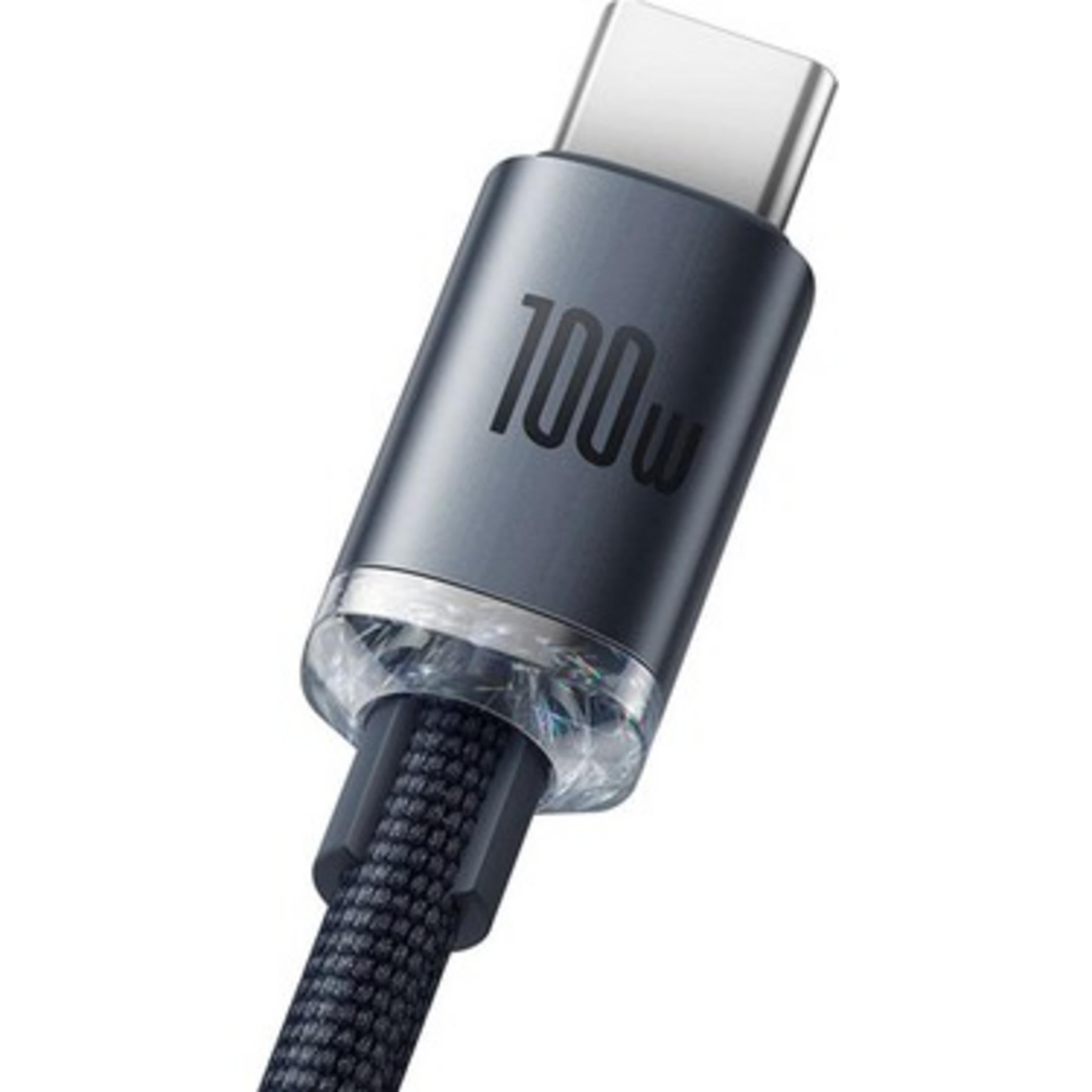 Primo piano di un cavo USB-C grigio con marcatura 100W.