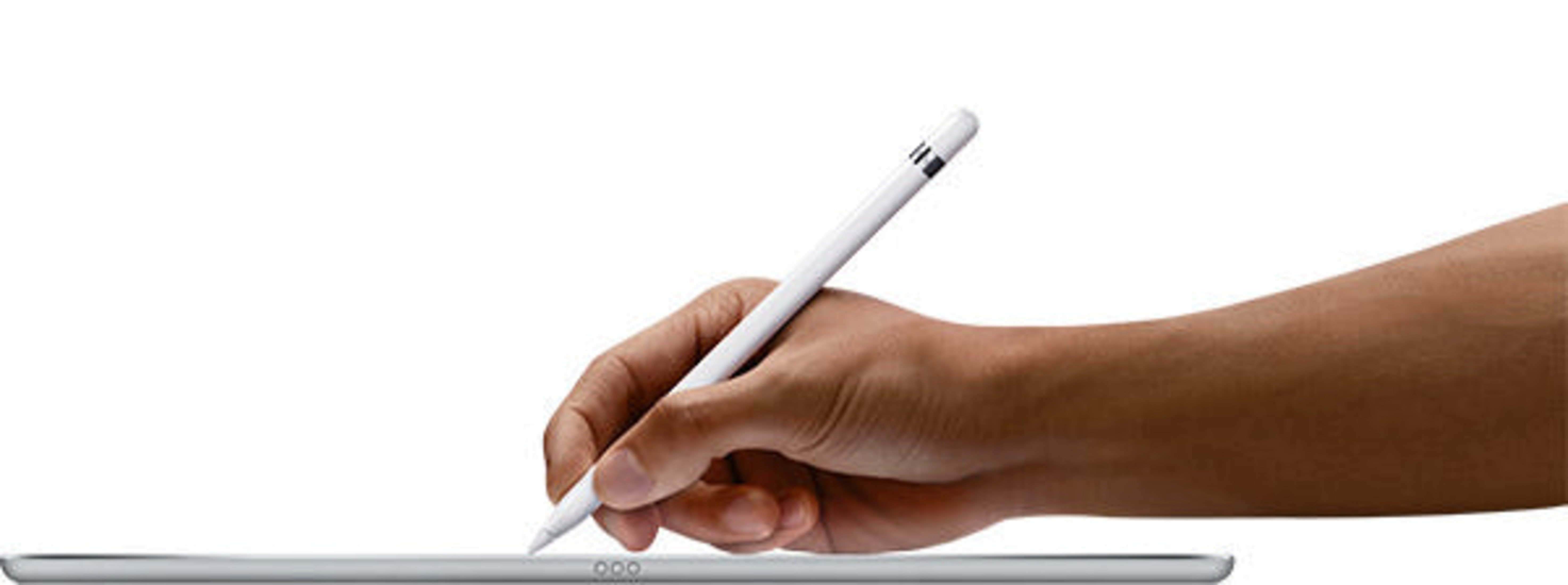 Eine Hand hält einen weißen Stift über einem Tablet.