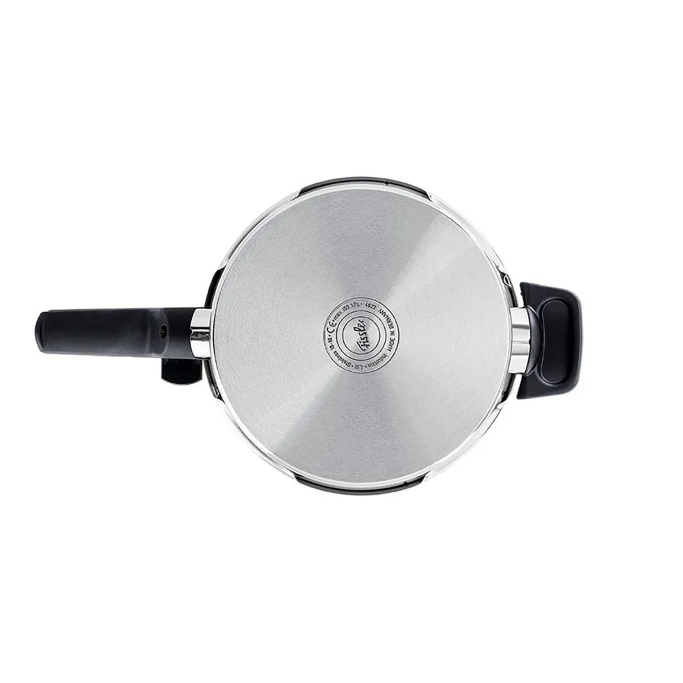 Fondo di una pentola Fissler in acciaio inox con manico nero. Made in Germany.