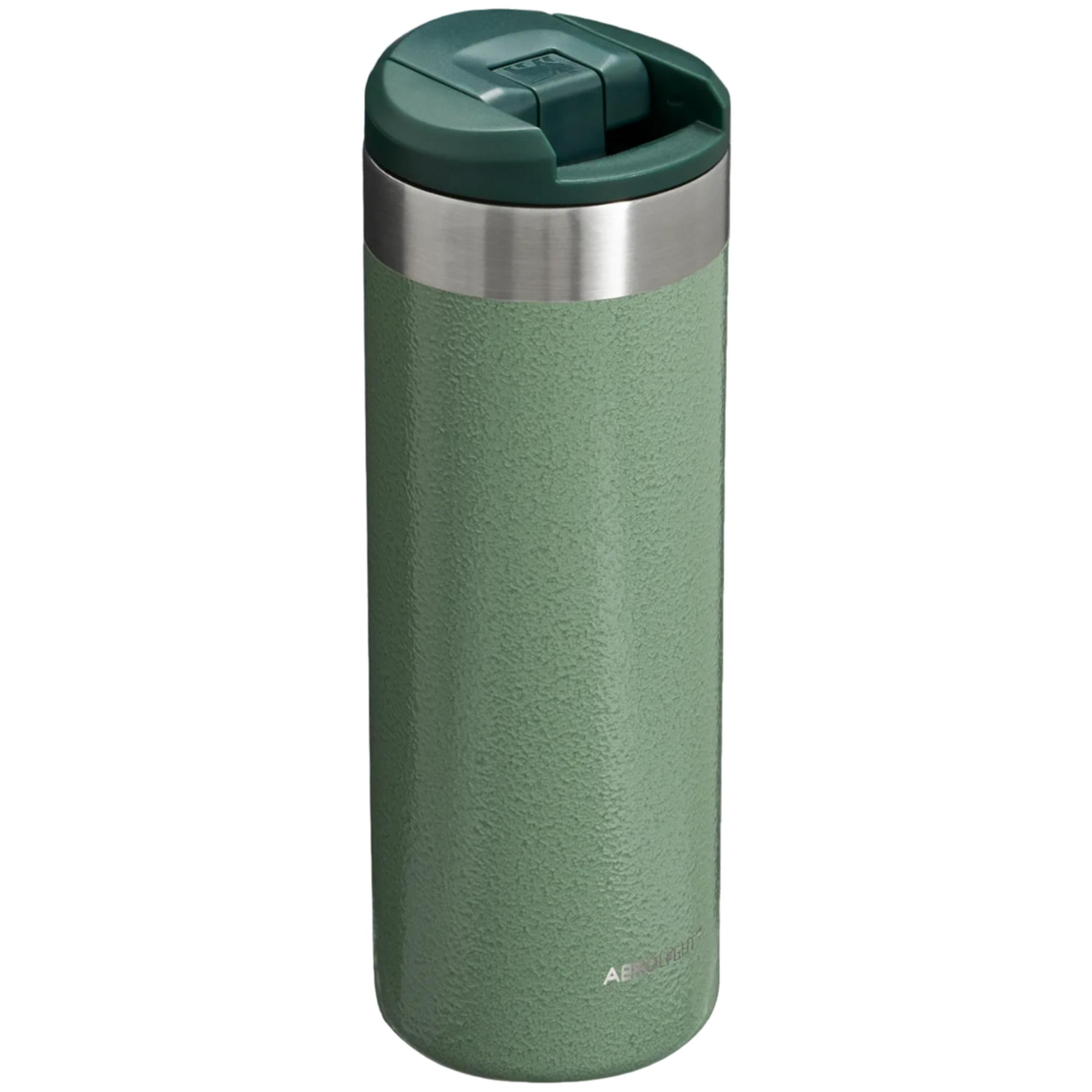 Grüne Thermoskanne mit silbernem Ring und dunklem Deckel.