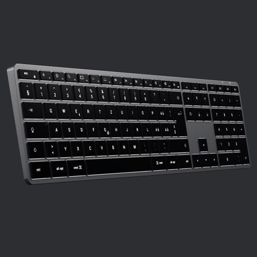 Eine silberne und schwarze kabellose Tastatur mit beleuchteten Tasten auf dunkelgrauem Hintergrund.