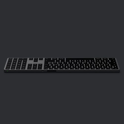 Eine schlanke, silberne und schwarze kabellose Tastatur ist in der Mitte auf einem dunkelgrauen Hintergrund.