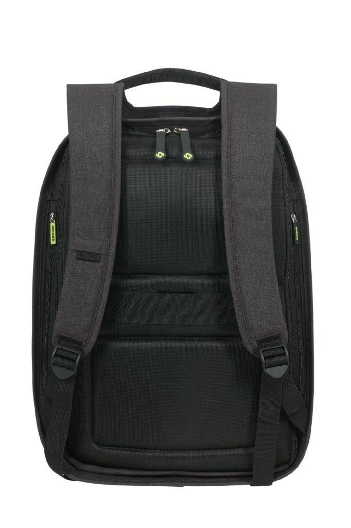 Rückseite eines dunkelgrauen Rucksacks mit gepolsterten Trägern und Reißverschlusstaschen.