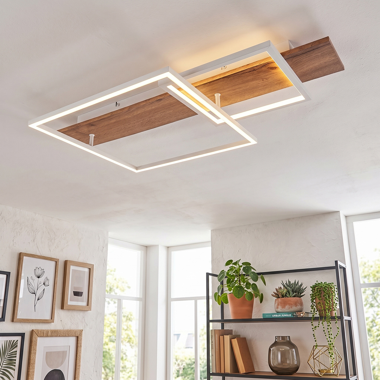 Moderne Deckenleuchte mit Holzakzenten und rechteckigen weißen Rahmen.