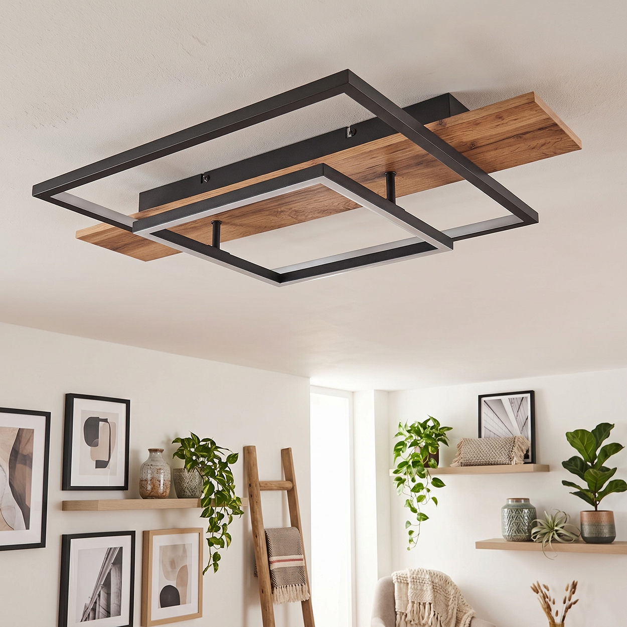 Deckenleuchte mit Holz und schwarzen Metallrahmen über einem Wohnzimmer.