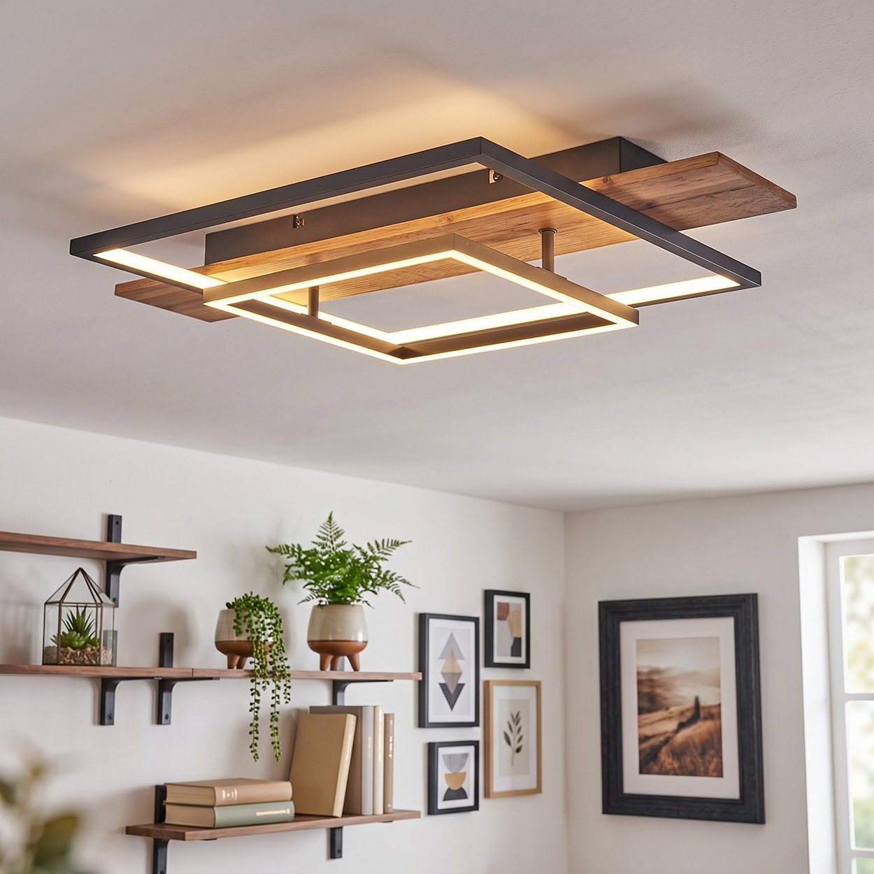 Moderne Deckenleuchte aus Holz und Metall, beleuchtet von quadratischen LED-Rahmen.