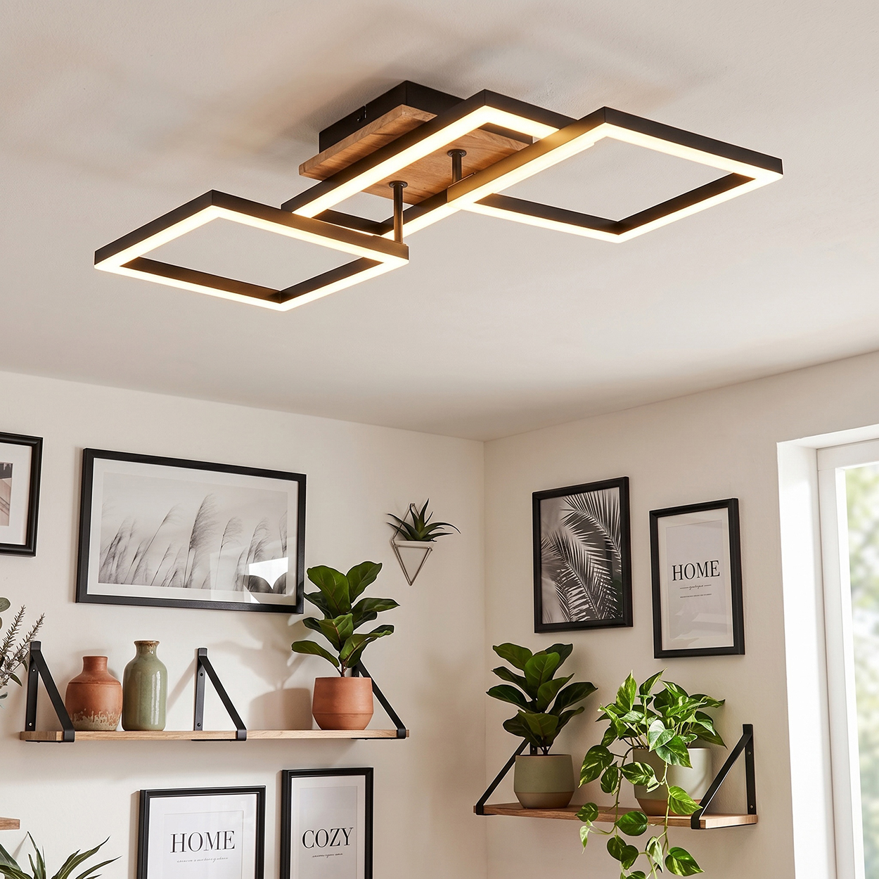 Moderne Deckenleuchte mit Holz und schwarzen Quadraten mit LED-Beleuchtung.