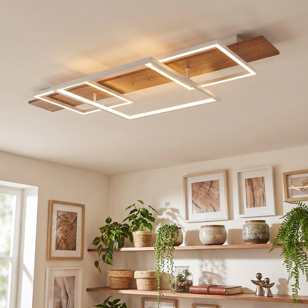 Moderne Deckenleuchte mit Holz und weißen Rahmen, beleuchtet.