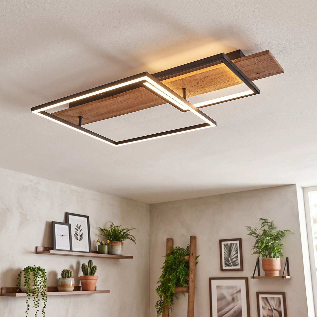 Moderne Deckenleuchte mit Holz und Metallrahmen, beleuchtet.