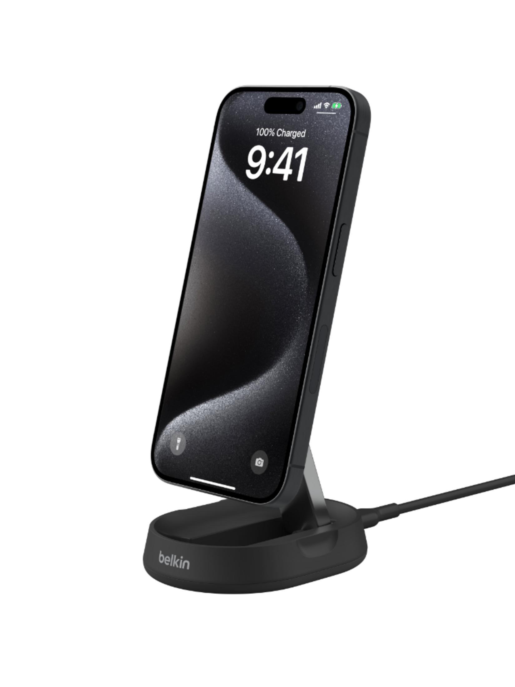 iPhone negro en un soporte de cargador inalámbrico Belkin negro, 100% cargado.