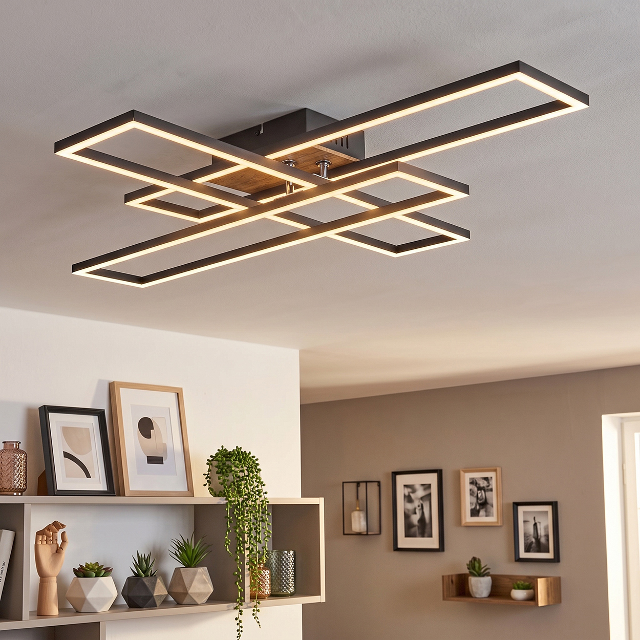 Moderne Deckenleuchte mit vier rechteckigen Rahmen und LED-Beleuchtung.