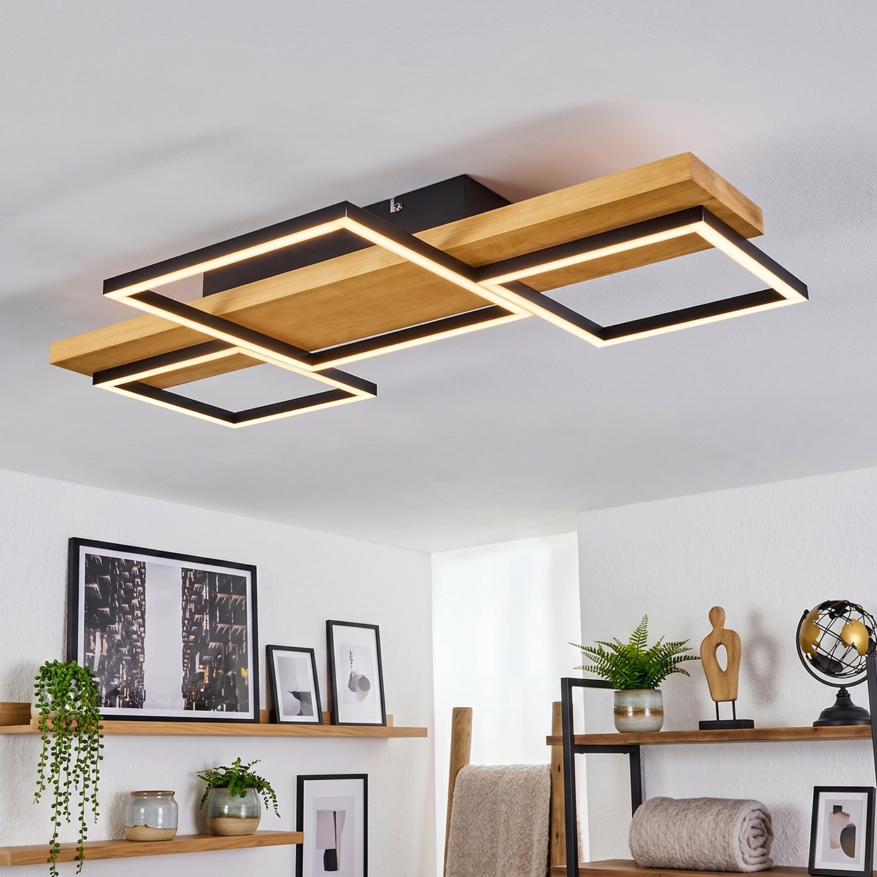 Moderne Deckenleuchte mit Holz und Rechtecken, beleuchtet.