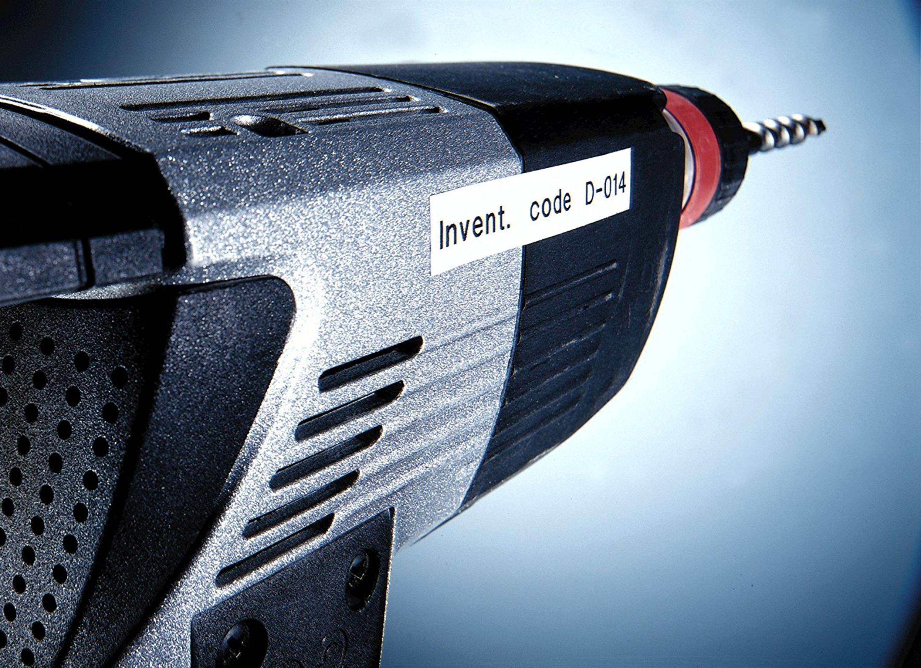 Un trapano a batteria con una punta da trapano e un'etichetta con la scritta "Invent. code D-014".