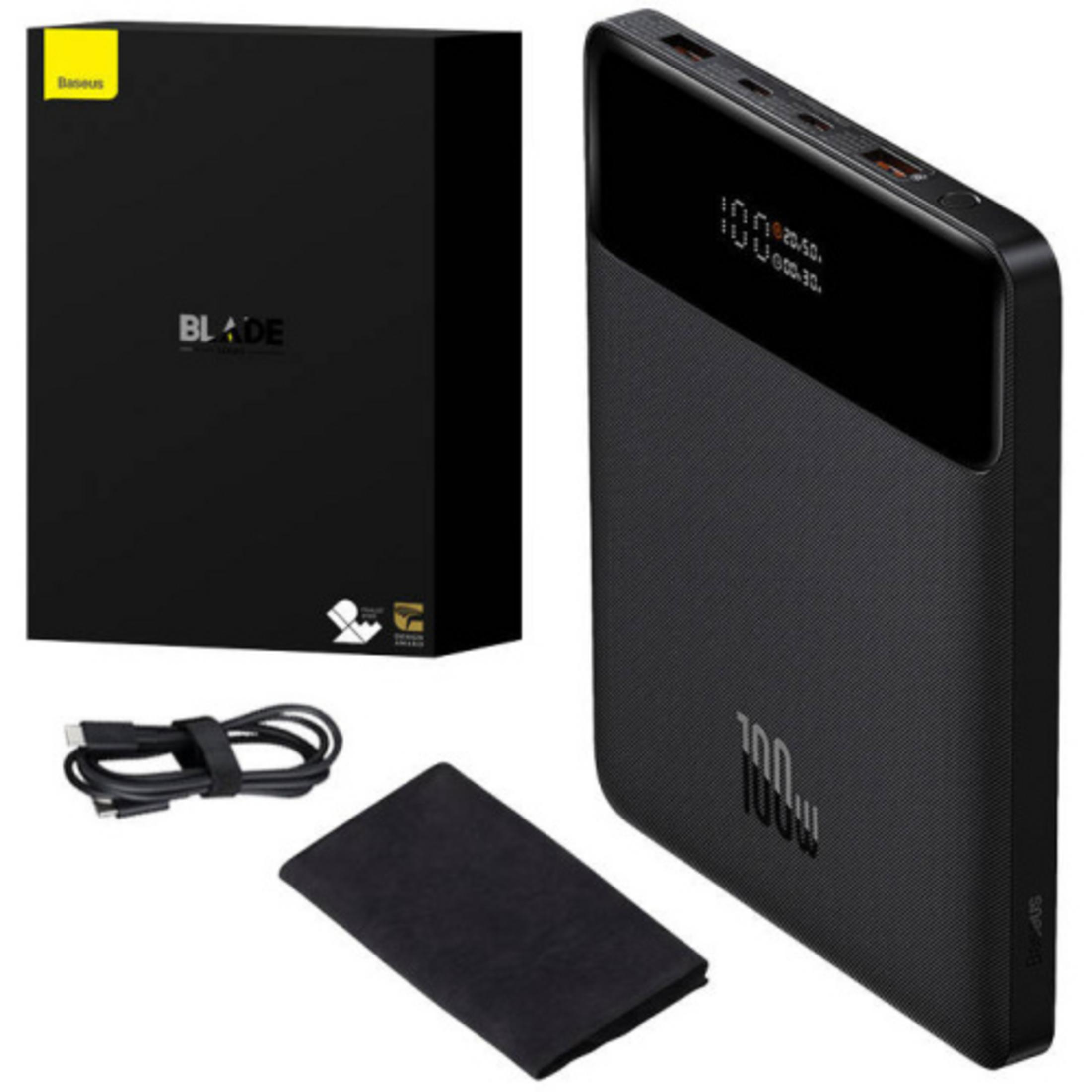 Schwarze Powerbank mit Kabel und Stoffbeutel neben einem schwarzen Karton.