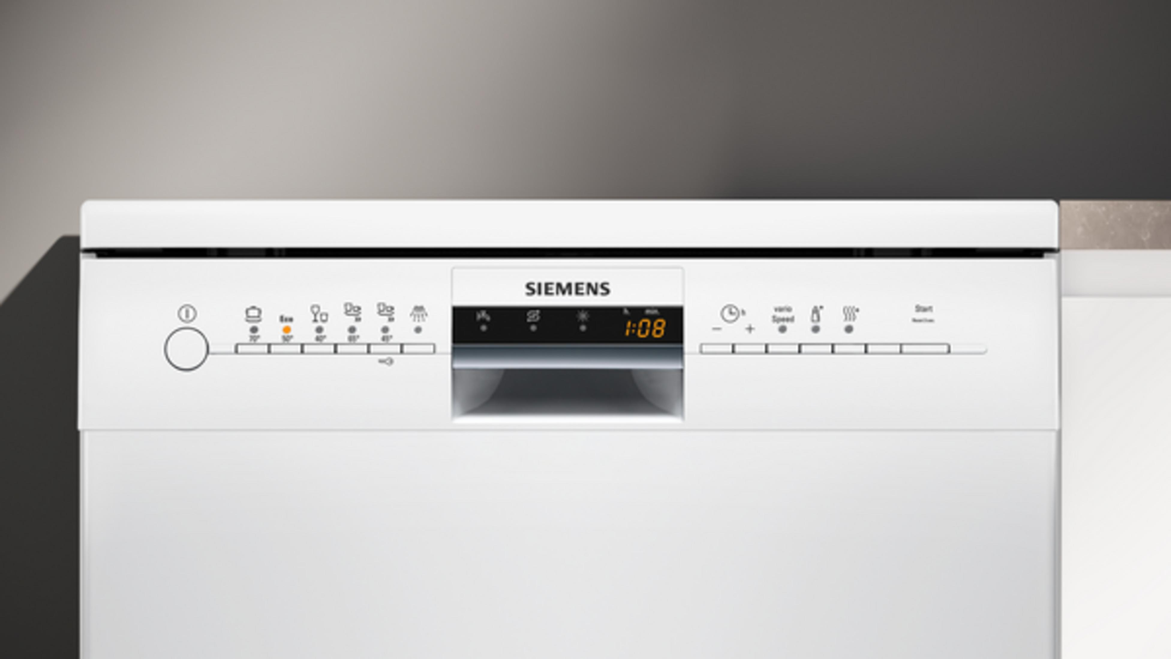 Dijital ekranlı ve program düğmeli beyaz Siemens bulaşık makinesi.