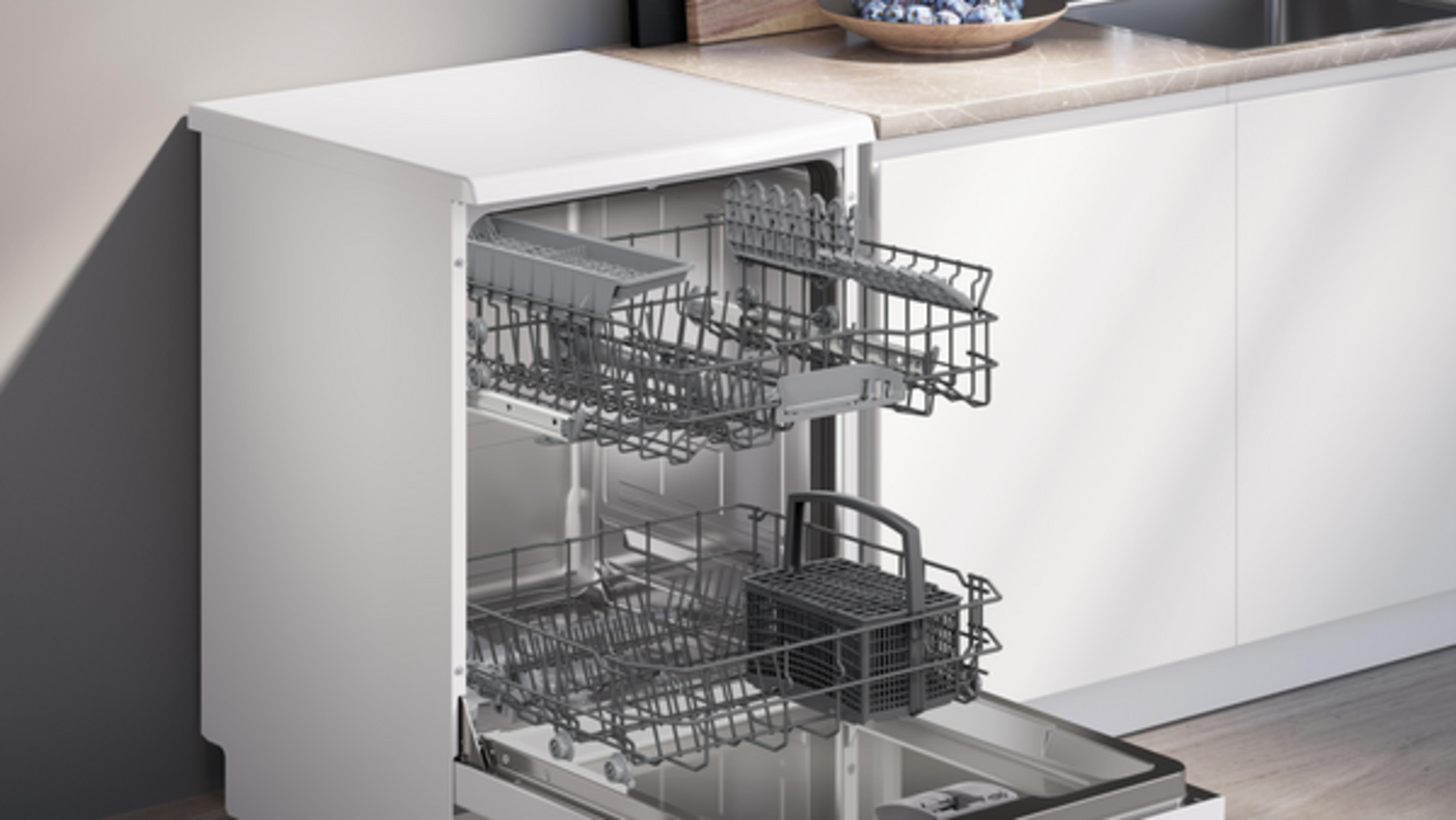 İki rafı ve çatal-bıçak sepeti olan açık beyaz bulaşık makinesi.