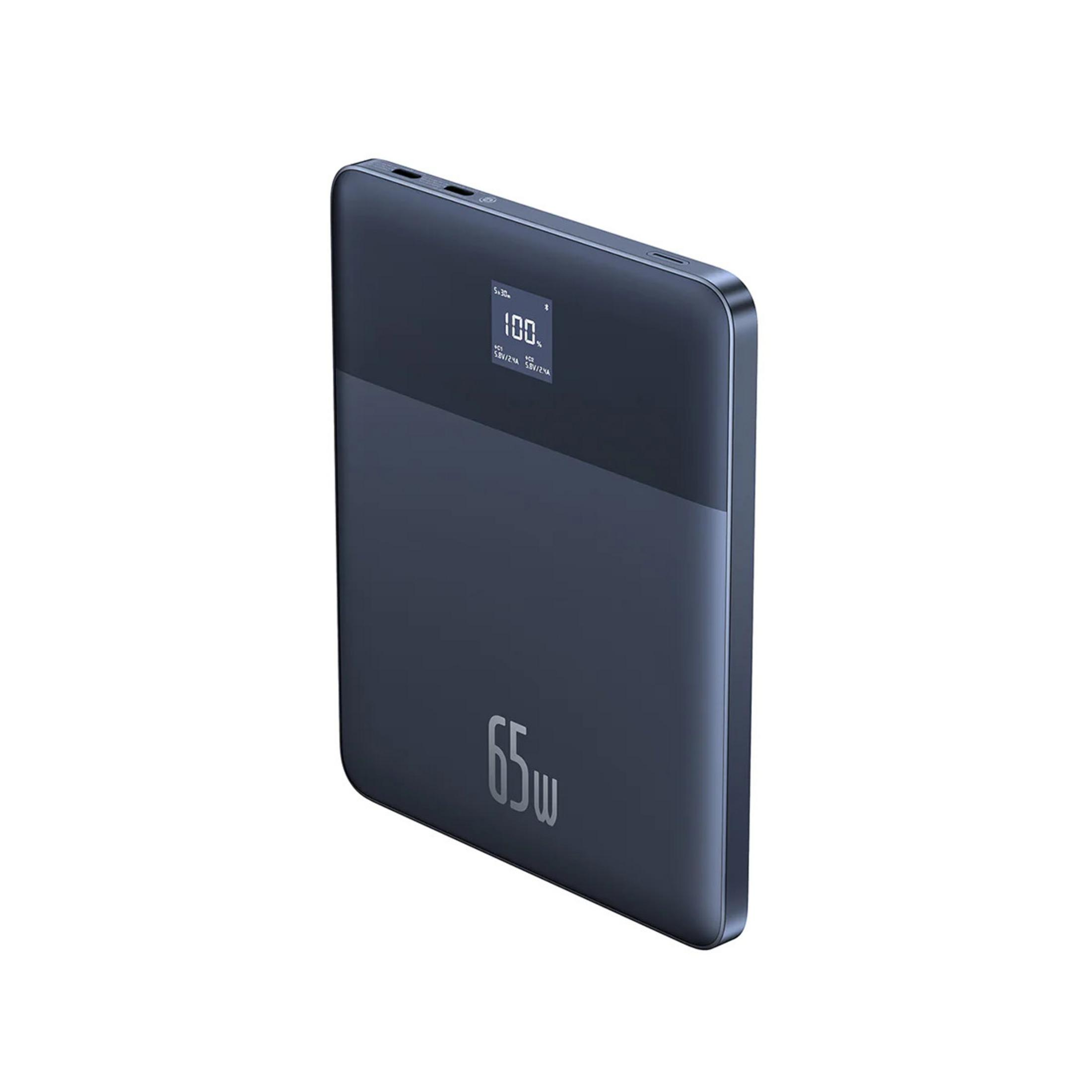 Power bank blu scuro con stampa 65W e display di ricarica.