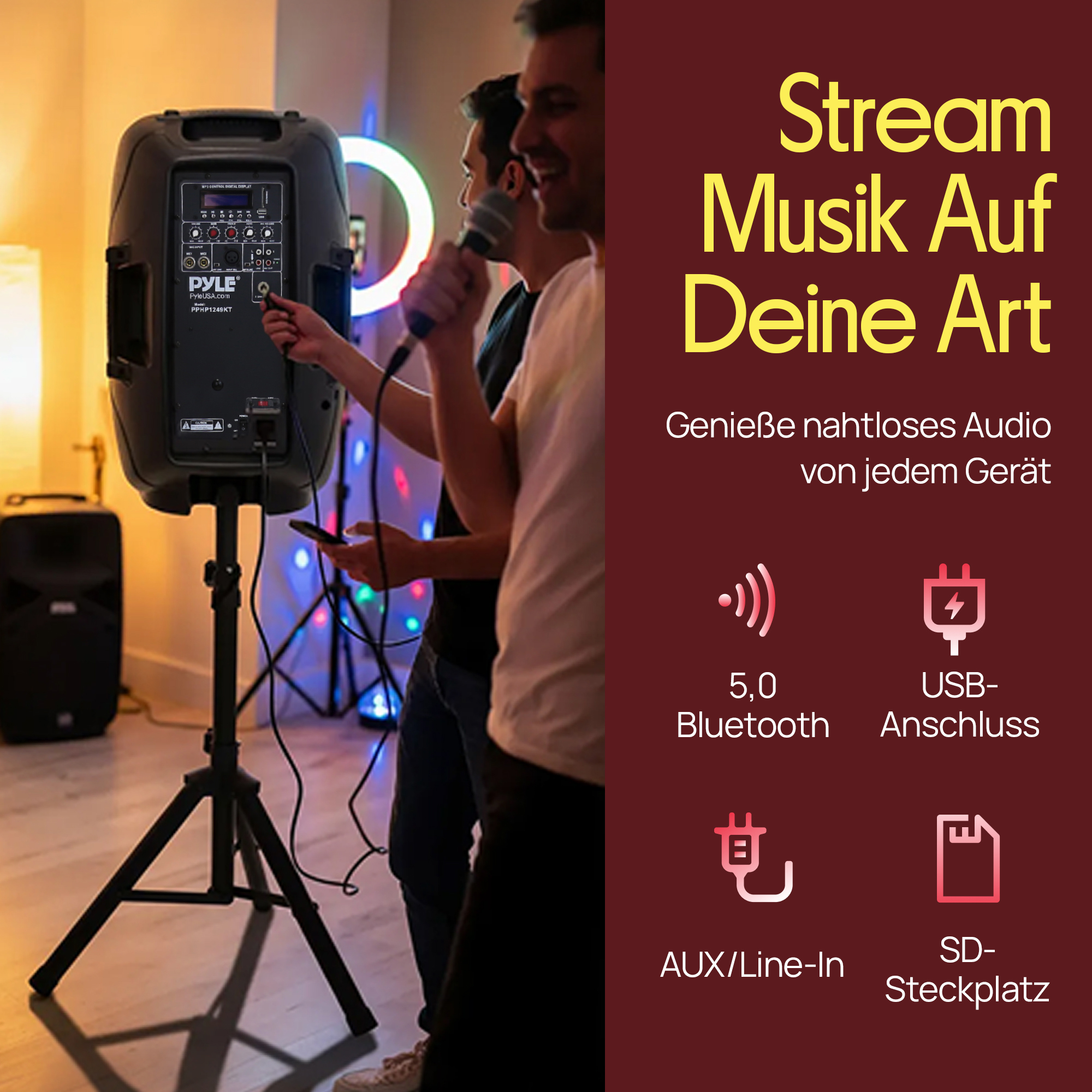 Zwei Männer singen mit Mikrofonen vor einem Lautsprecher mit Lichteffekten.