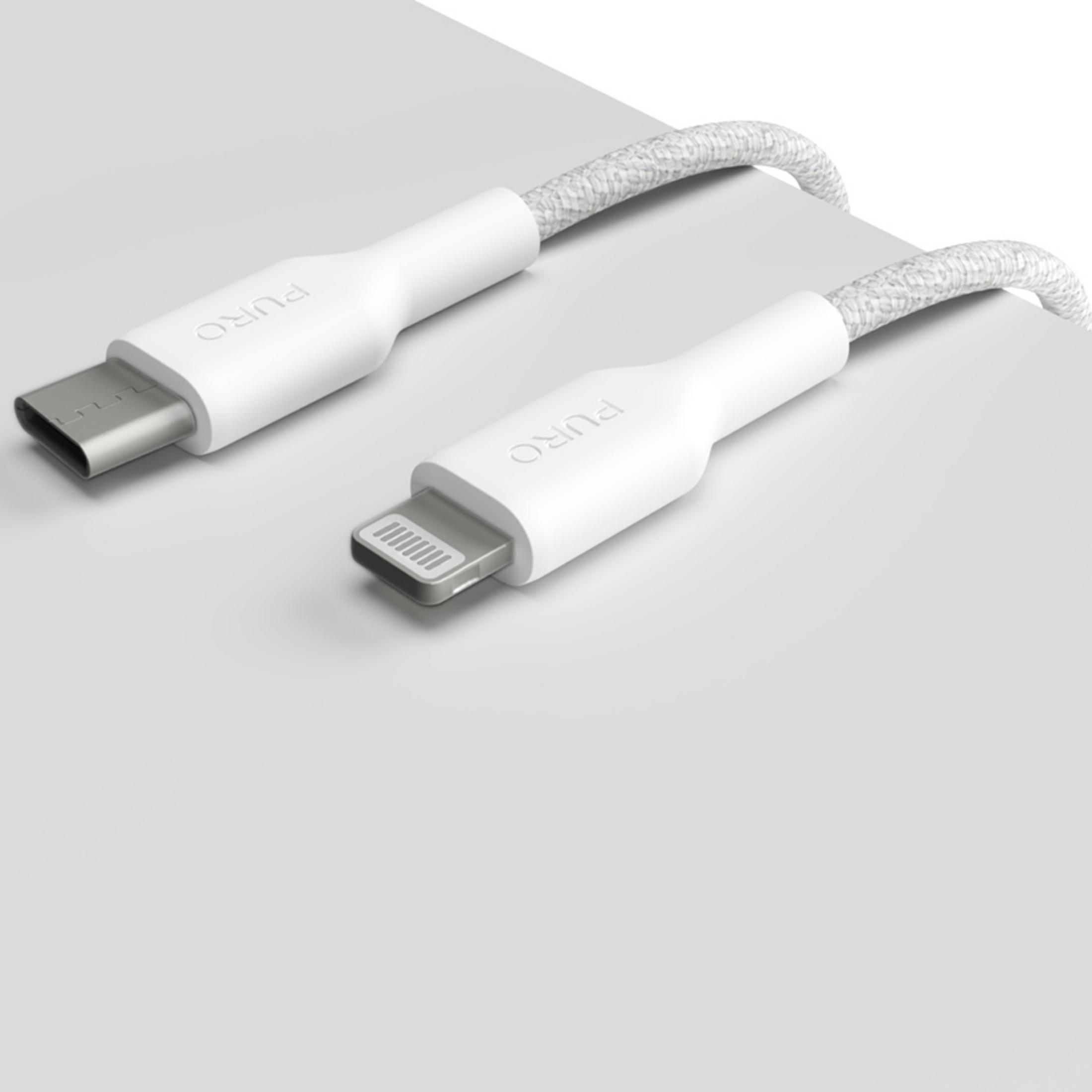 Due cavi di ricarica bianchi Puro con connettori USB-C e Lightning su una superficie grigio chiaro.