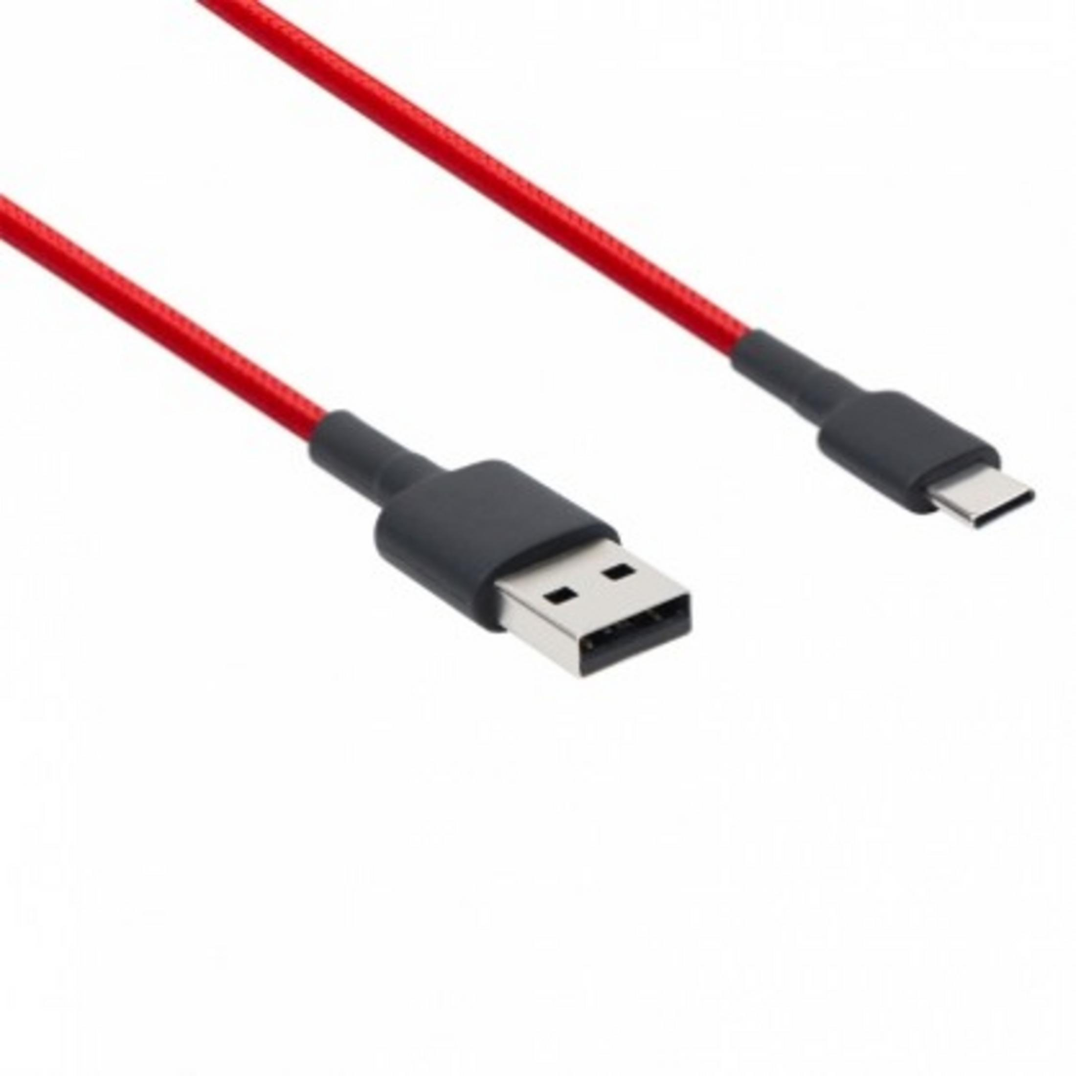 Een rode USB-C kabel met USB-A en USB-C connectoren.