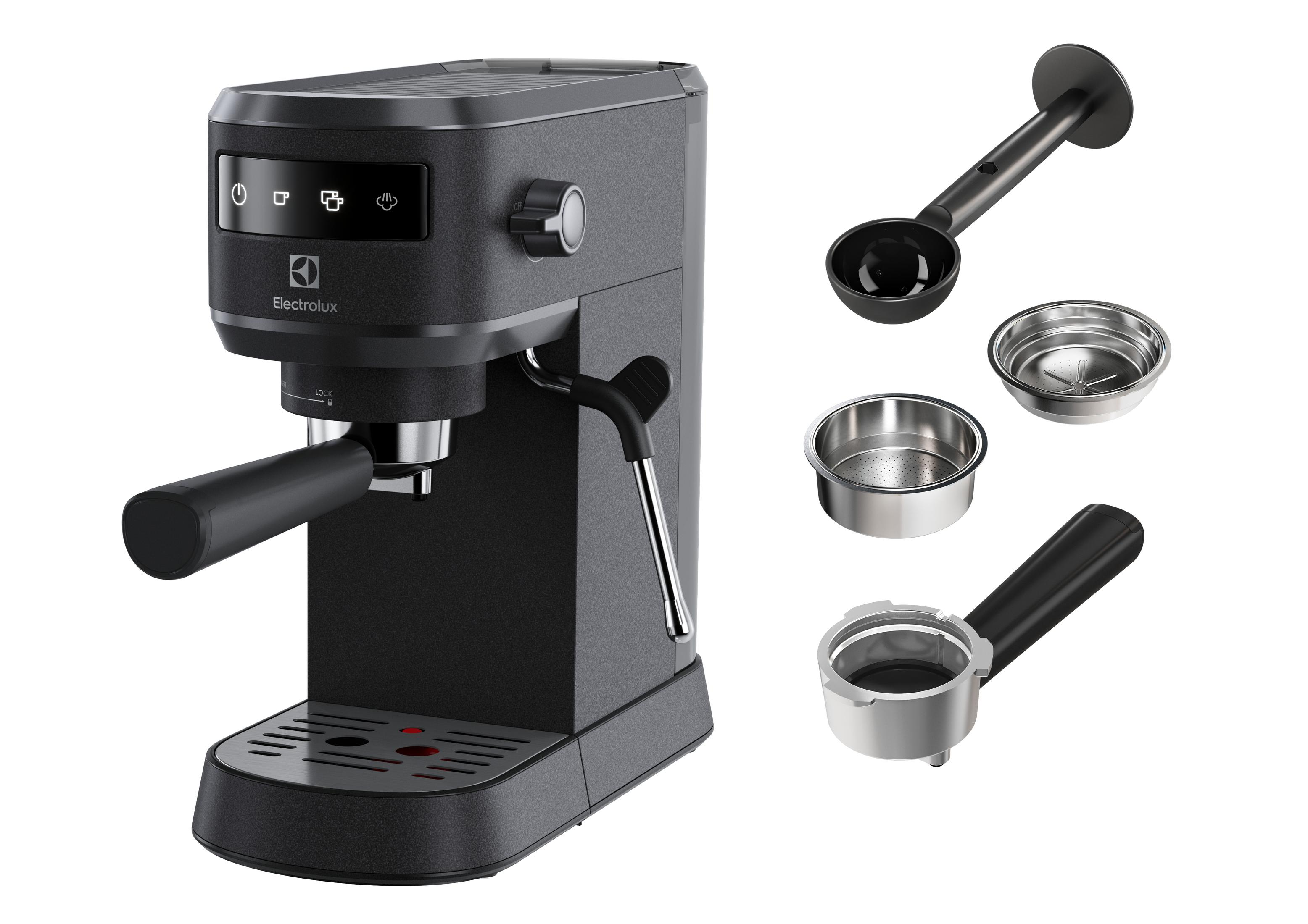 Kaşık ve portafiltre gibi aksesuarlara sahip siyah Electrolux espresso makinesi.