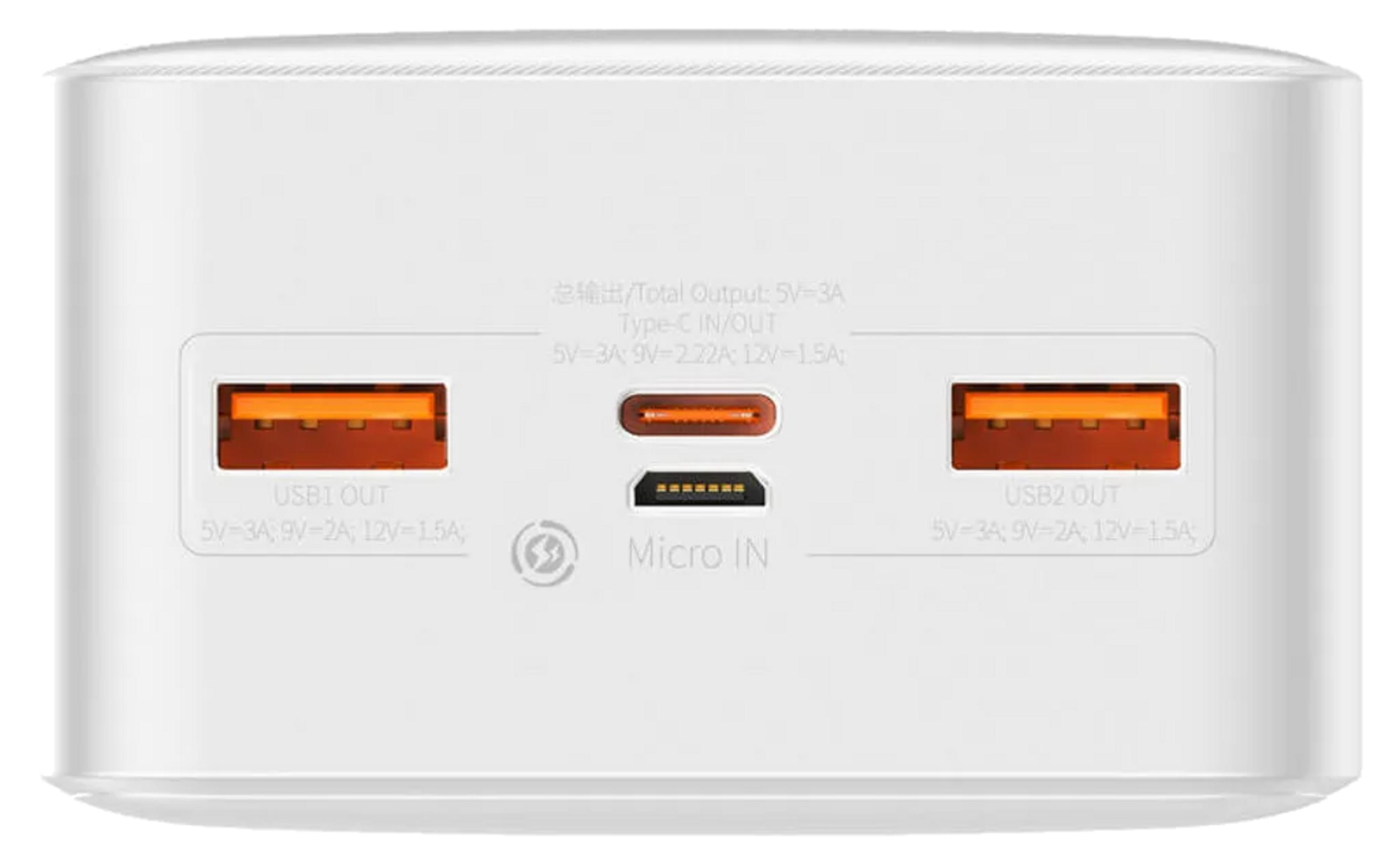 Un cargador blanco con puertos USB-A, USB-C y Micro-USB.