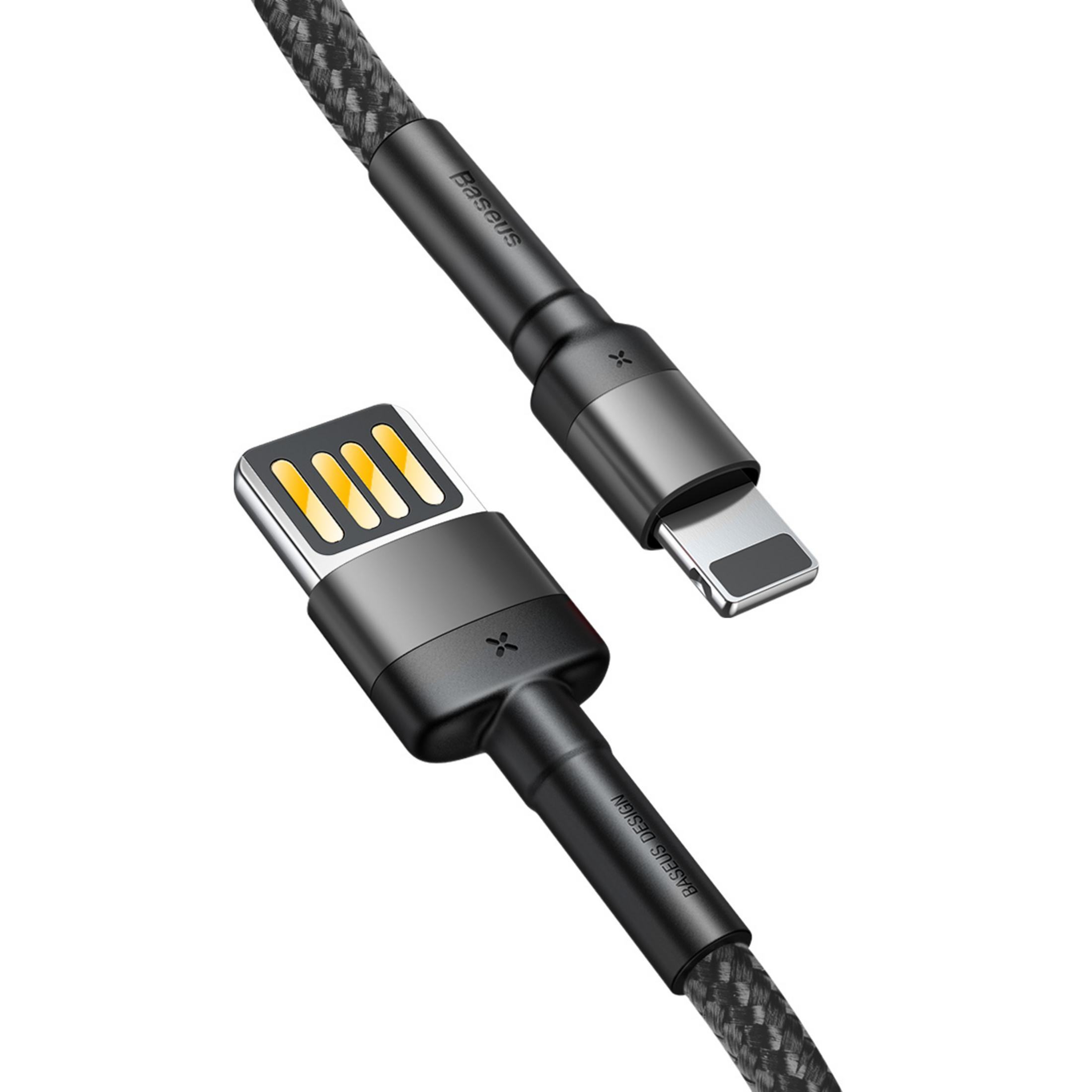 Un cavo di ricarica nero con connettori Lightning e USB-C, sfondo bianco.