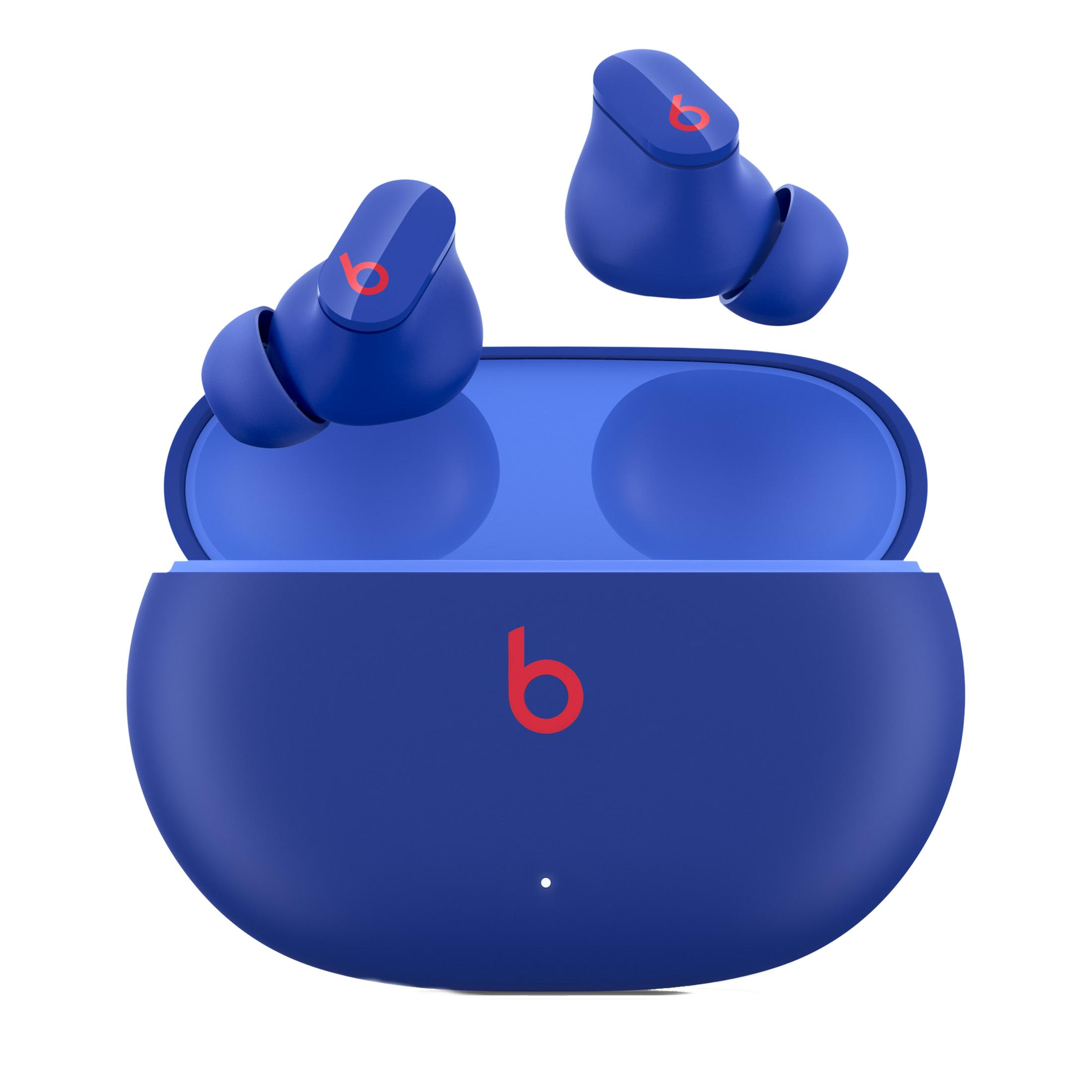 Auricolari Beats blu con logo rosso, uno nella custodia di ricarica.
