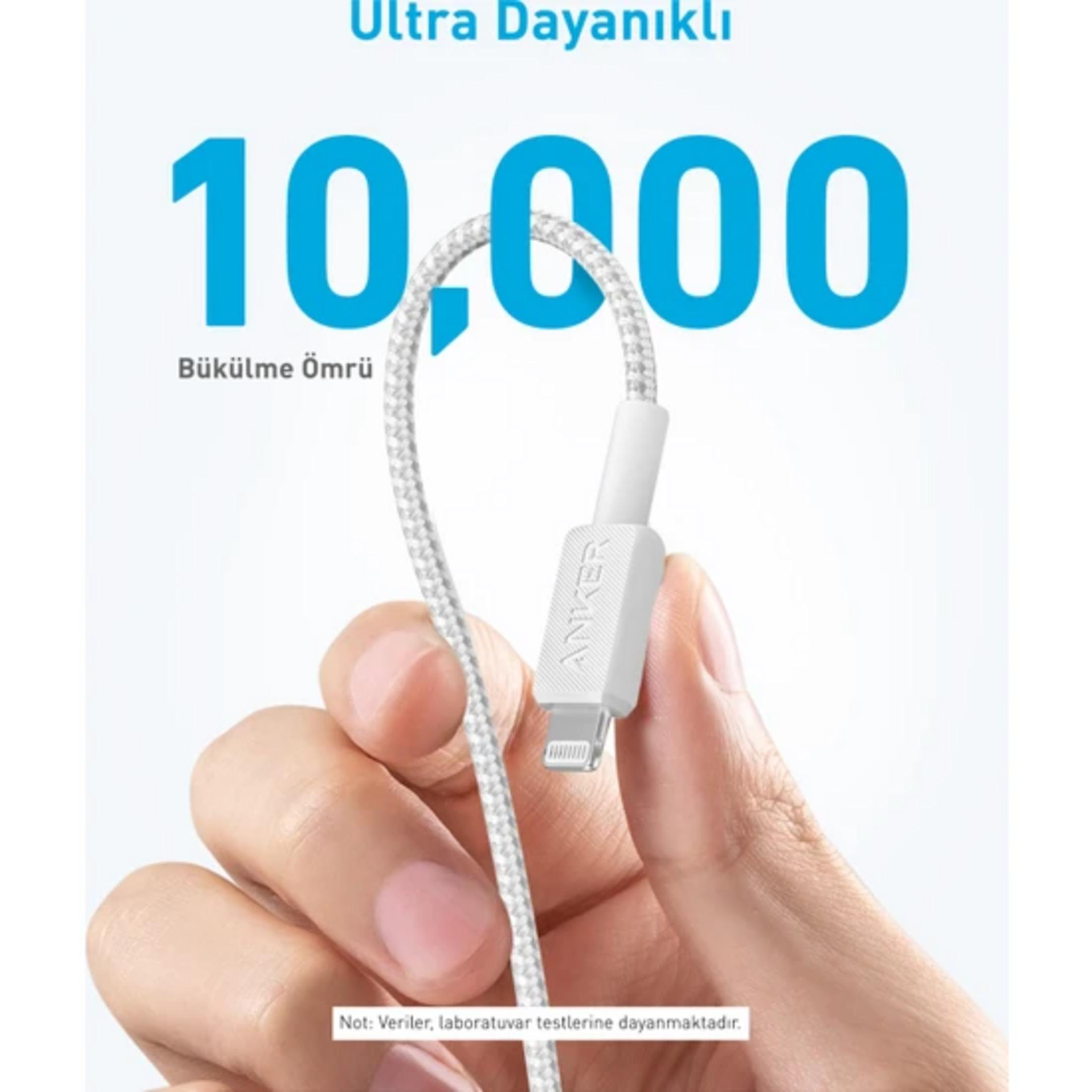 Una mano tiene un cavo di ricarica Anker bianco con connettore Lightning.