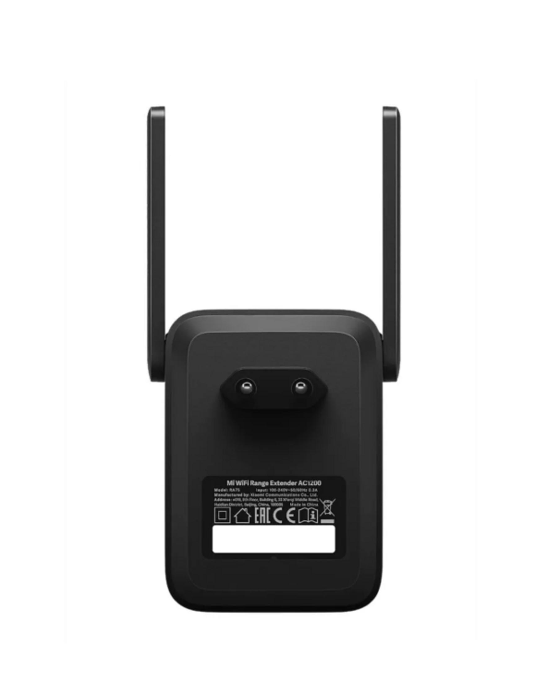Un extensor de rango WiFi negro con dos antenas y un enchufe.