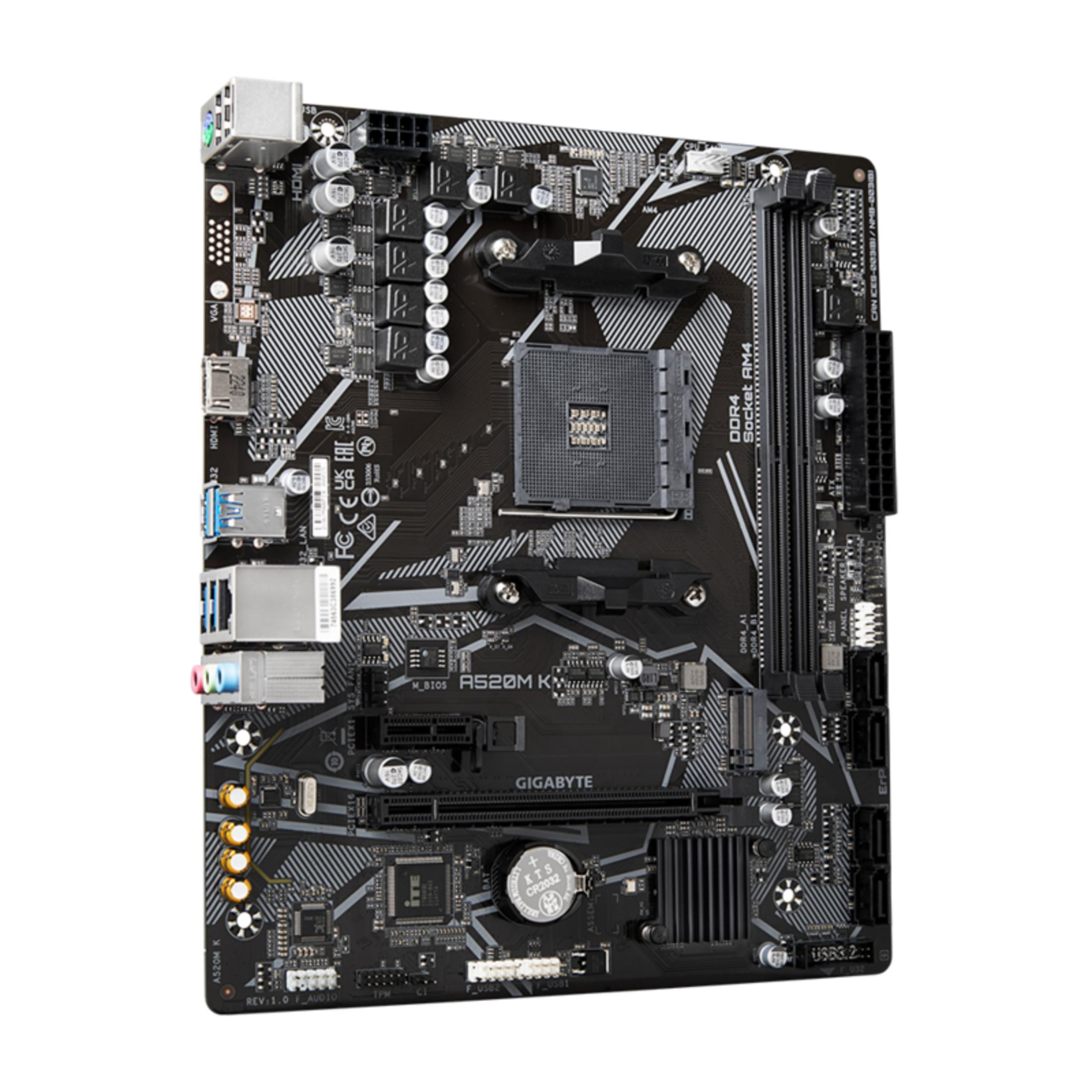 Une carte mère Gigabyte A520M K noire avec socket CPU AM4, slots RAM DDR4 et ports.