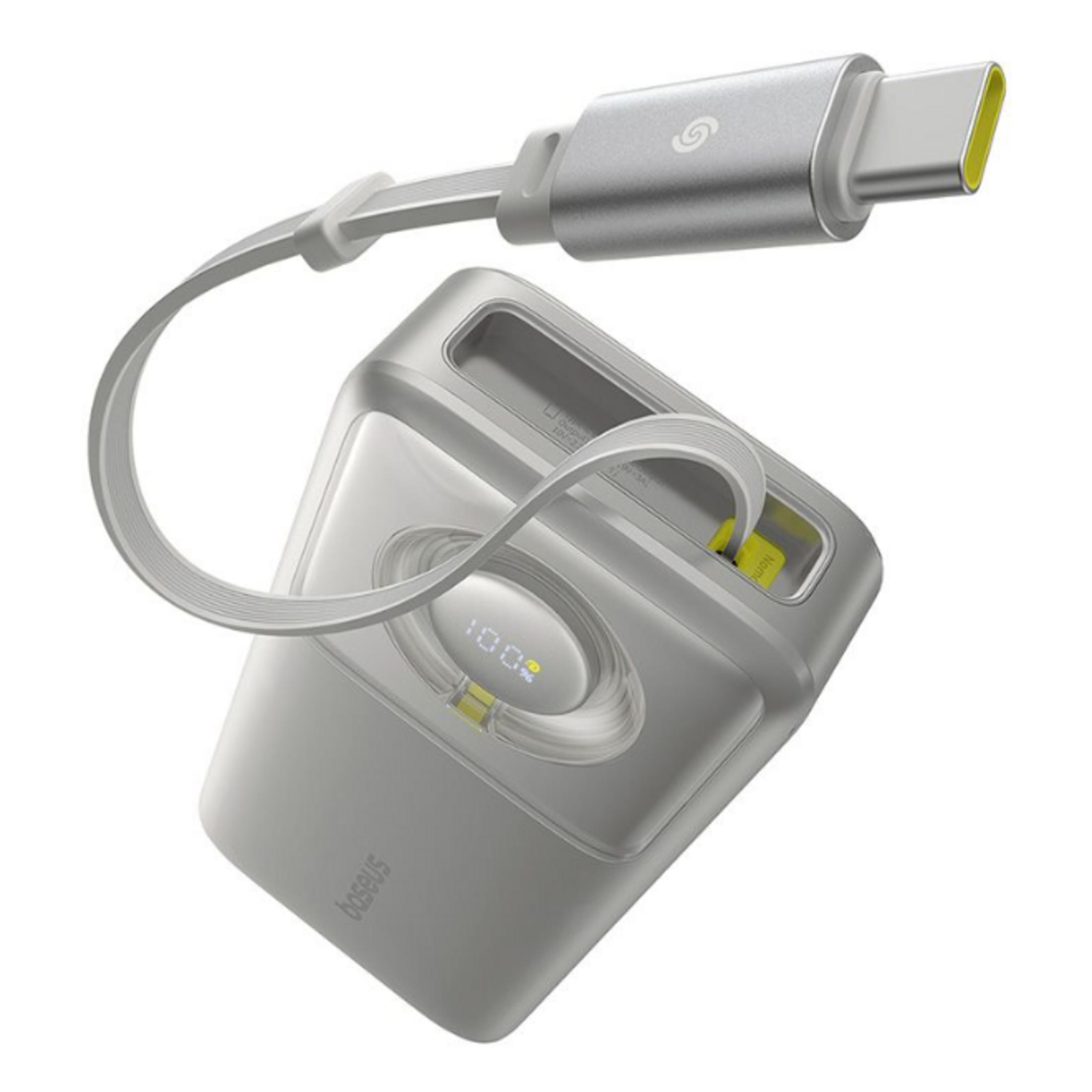 Una batería externa USB-C plateada con cable integrado y pantalla del 100%.