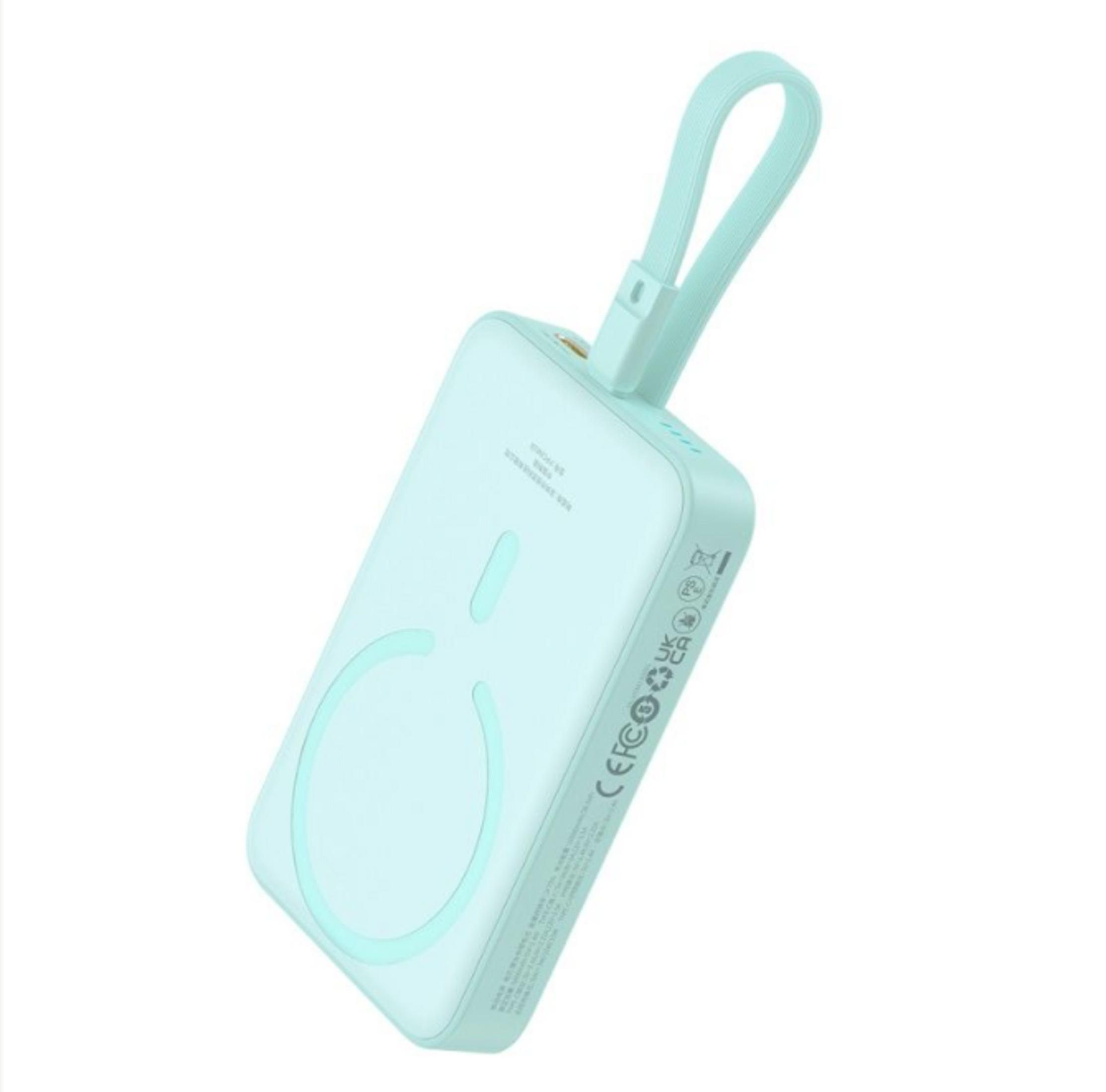 Un power bank rettangolare verde chiaro con un anello attaccato in alto.