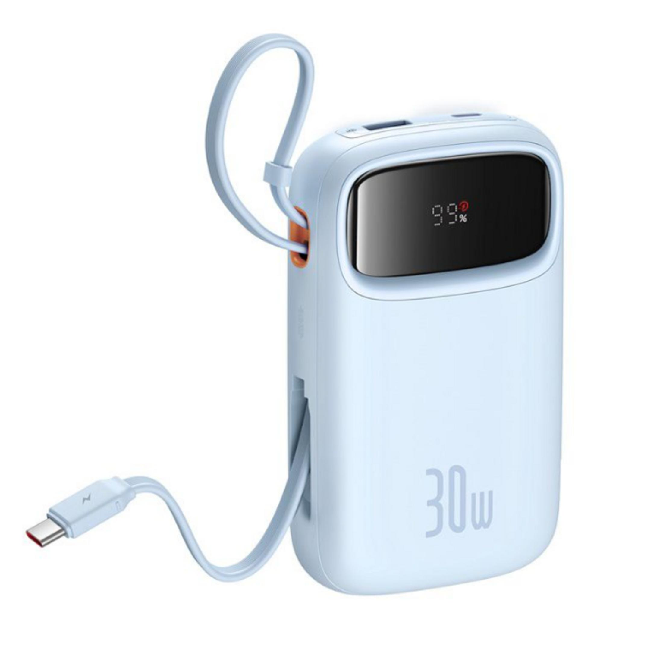 Ein hellblaues Powerbank mit 30W, 99% Ladung und USB-C-Kabel.