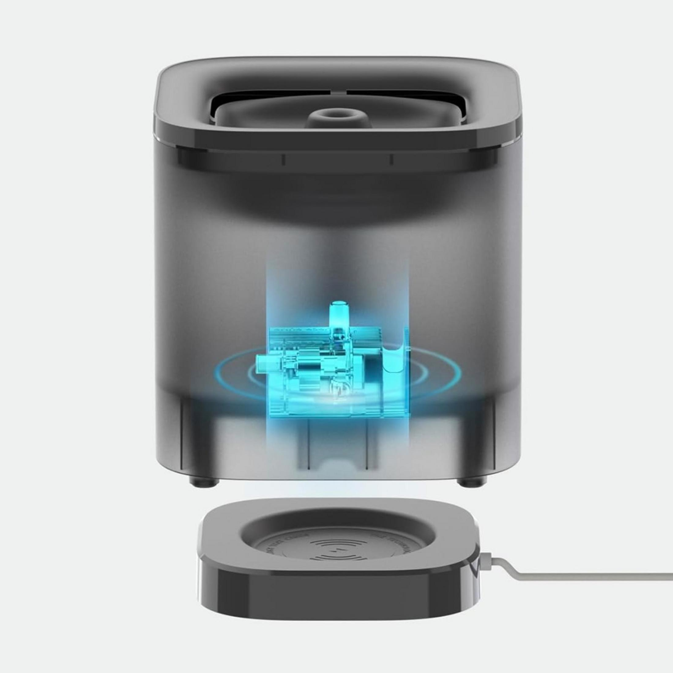 Ein transparenter Wasserbehälter mit leuchtend blauer Pumpe über einer grauen Basis mit Kabel.