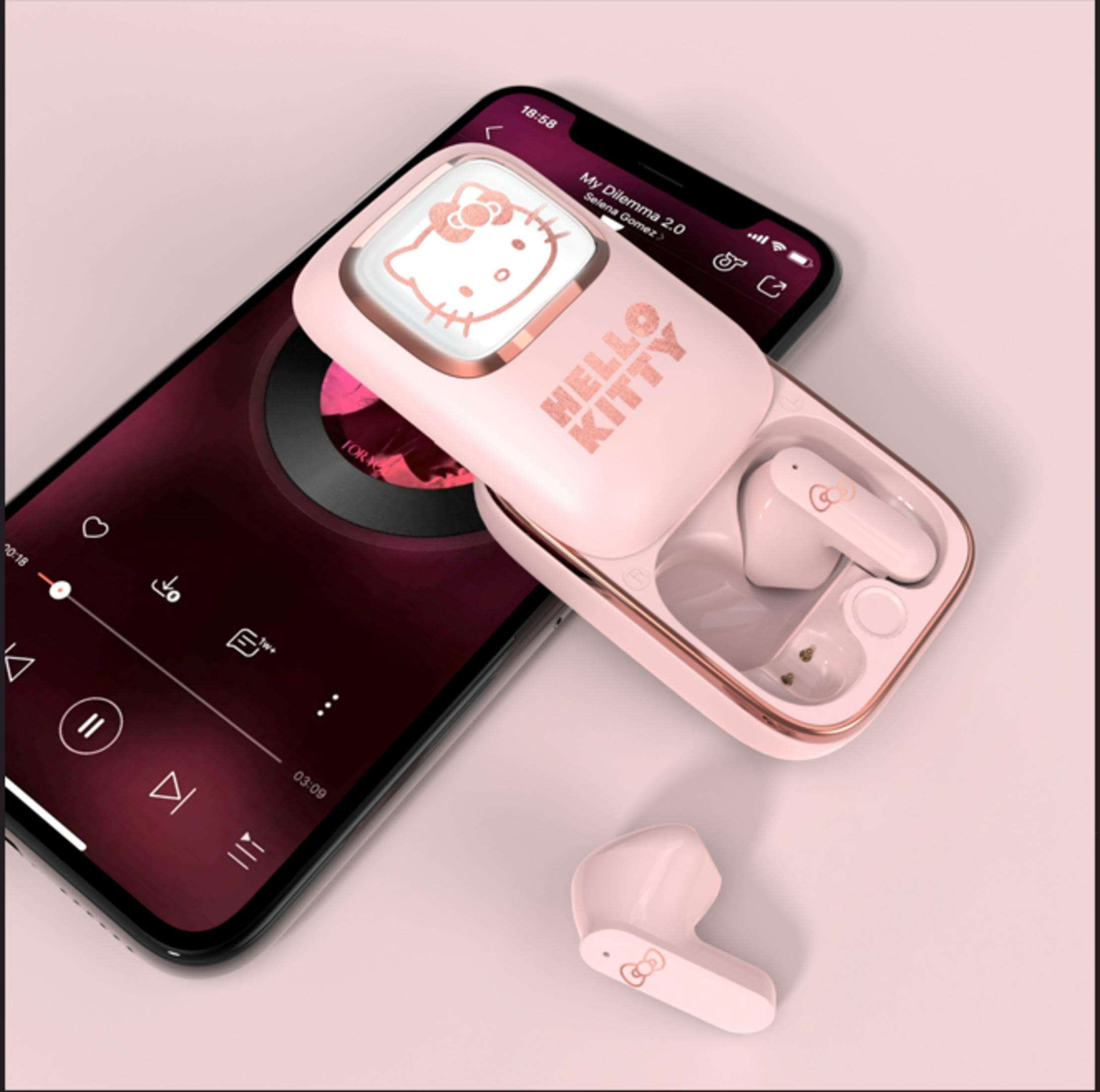 Una custodia rosa per auricolari Hello Kitty con un singolo auricolare accanto.