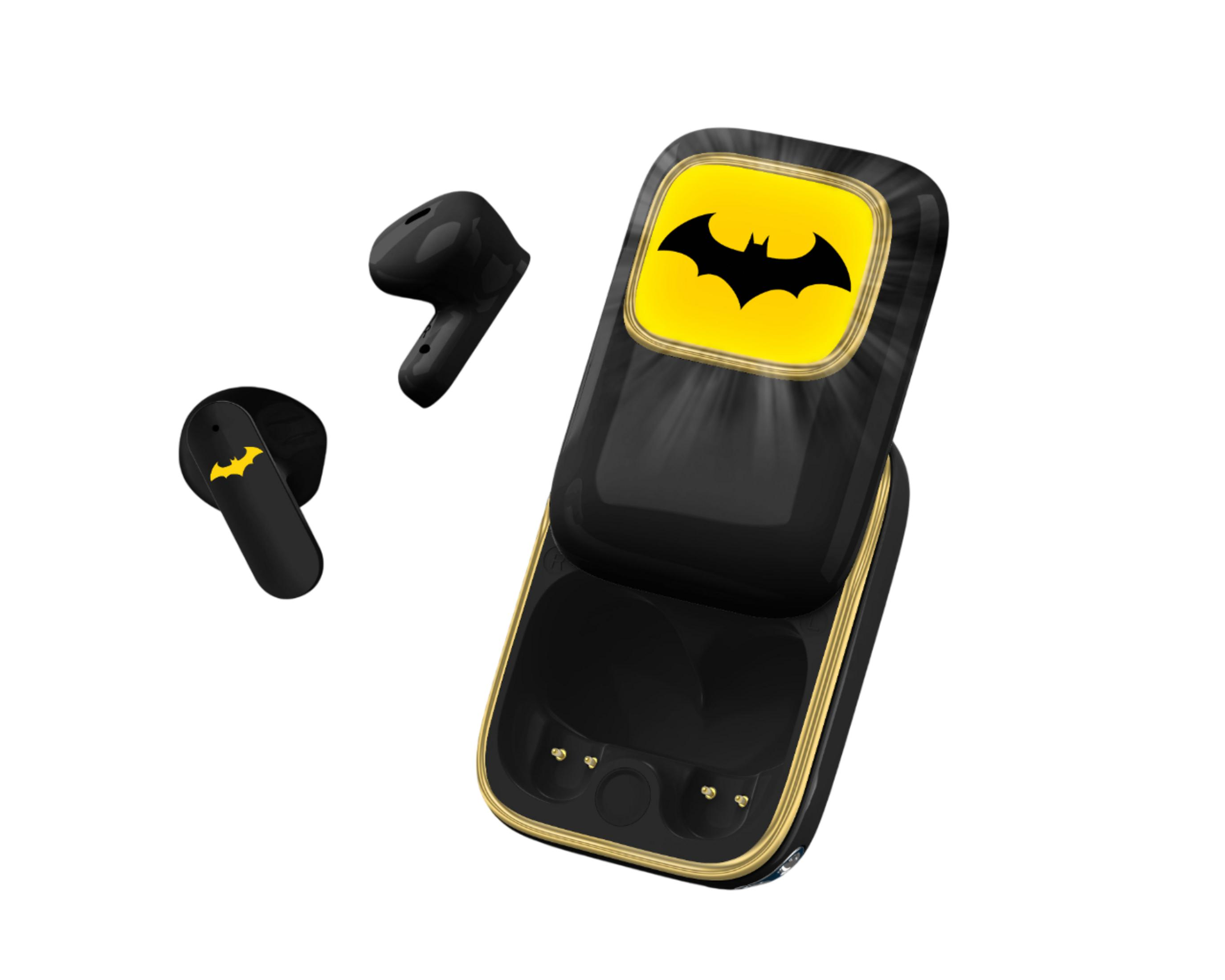 Auricolari neri con logo Batman e custodia di ricarica su sfondo bianco.