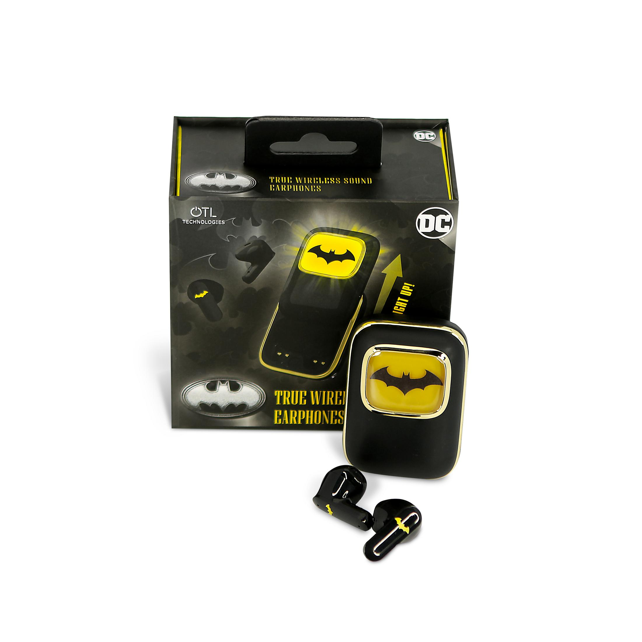 Auricolari neri Batman con custodia di ricarica e logo giallo. Su sfondo bianco.