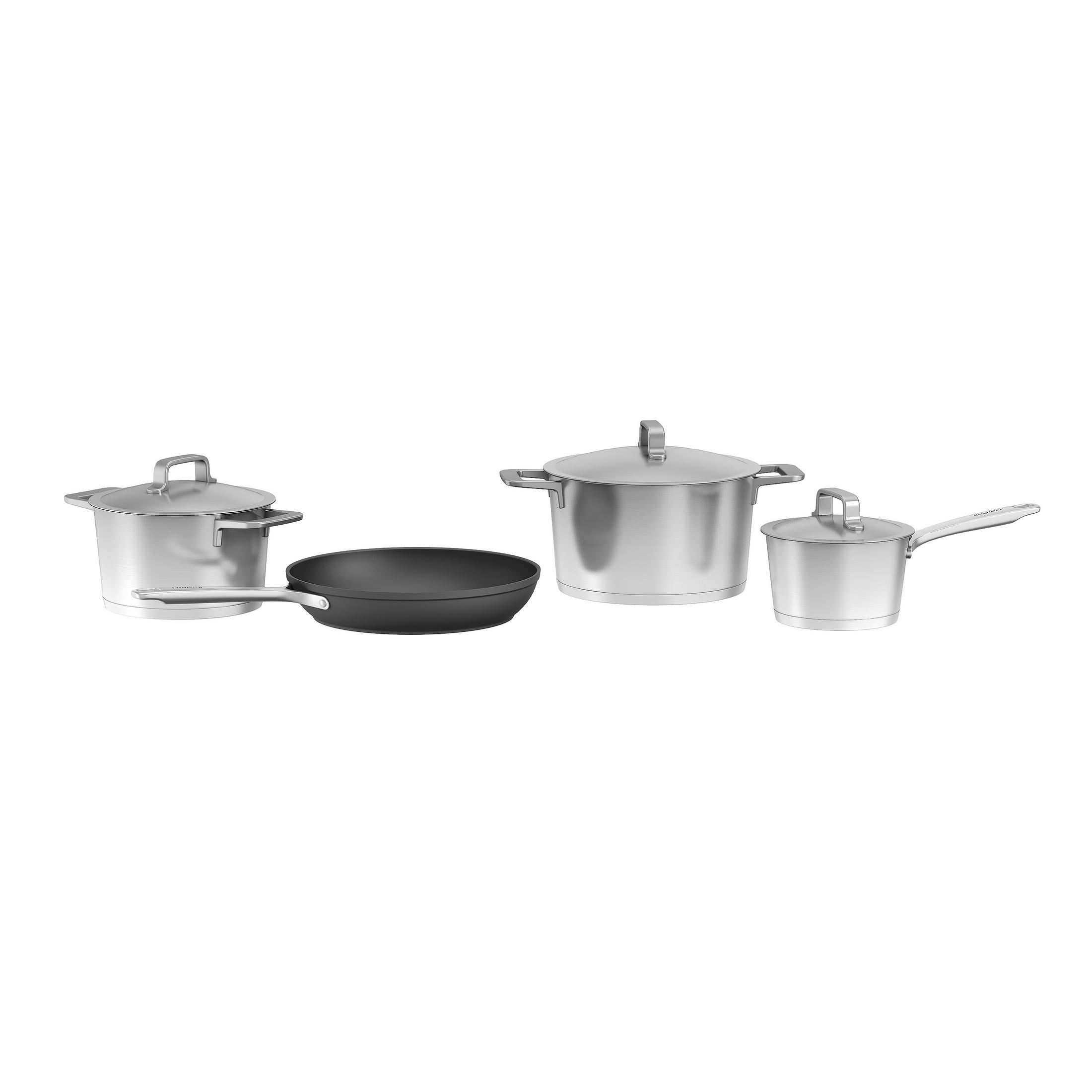 Een collectie van vier metalen kookgerei, waaronder potten en een koekenpan.