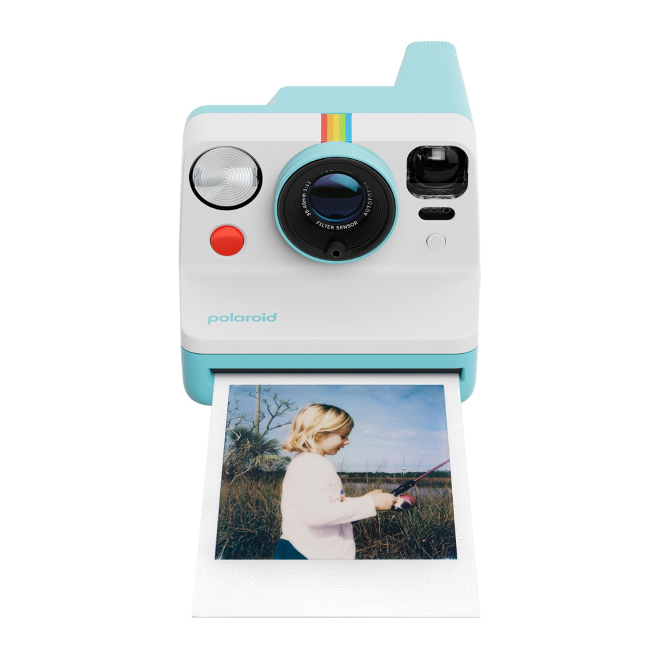 Una fotocamera Polaroid azzurra e bianca con una foto di una bambina che pesca.
