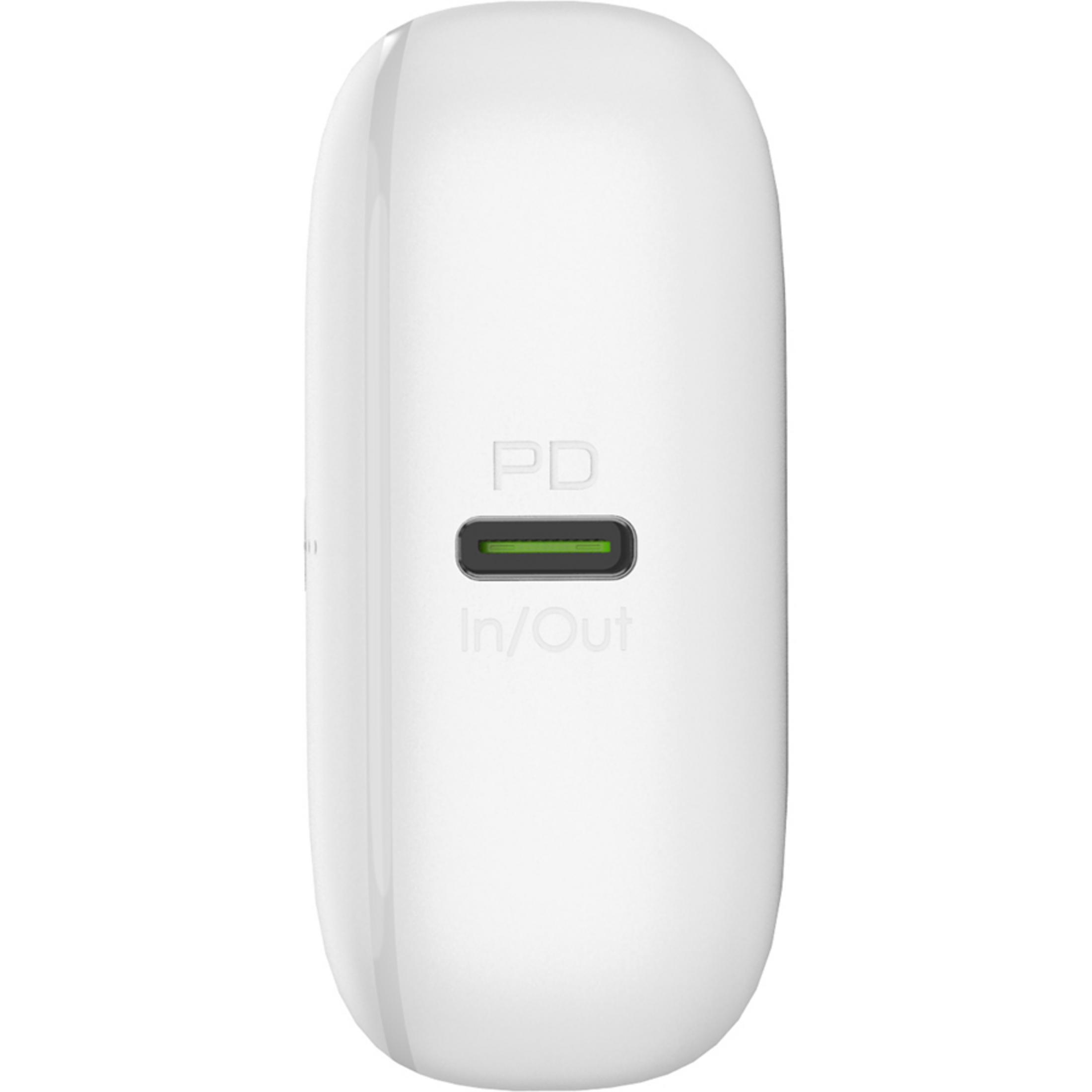 Un adattatore di ricarica bianco con porta USB-C verde etichettata "PD In/Out".