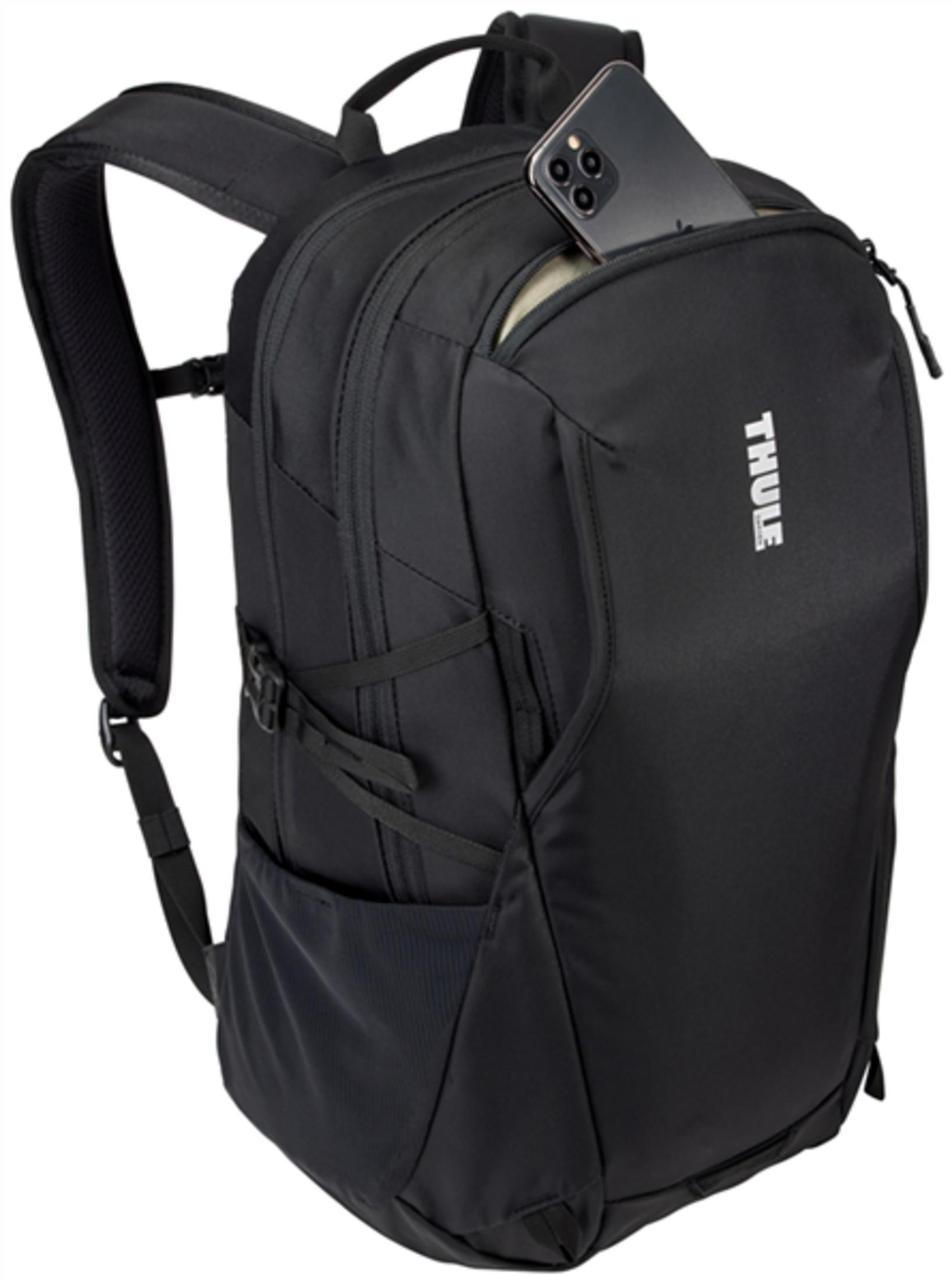 Schwarzer Rucksack mit Handy in der Tasche und Thule-Logo.
